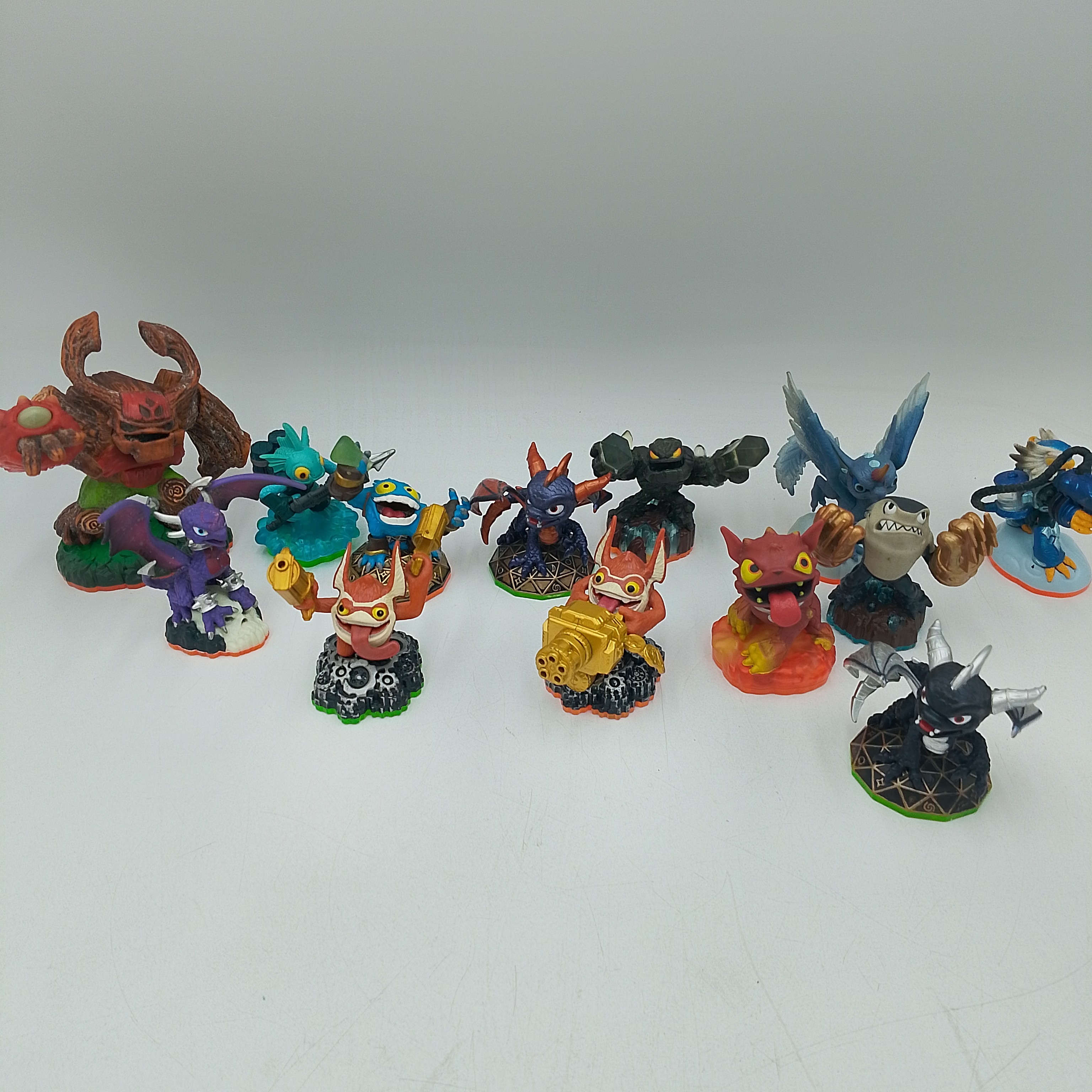 Voir photo 3 de Coffret Skylanders Giants Wii + Portail + 14 figurines dont Dark Spyro Coffret Skylanders Giants Wii + Portail + 14 figurines dont Dark Spyro Bon état - Vue 3 -