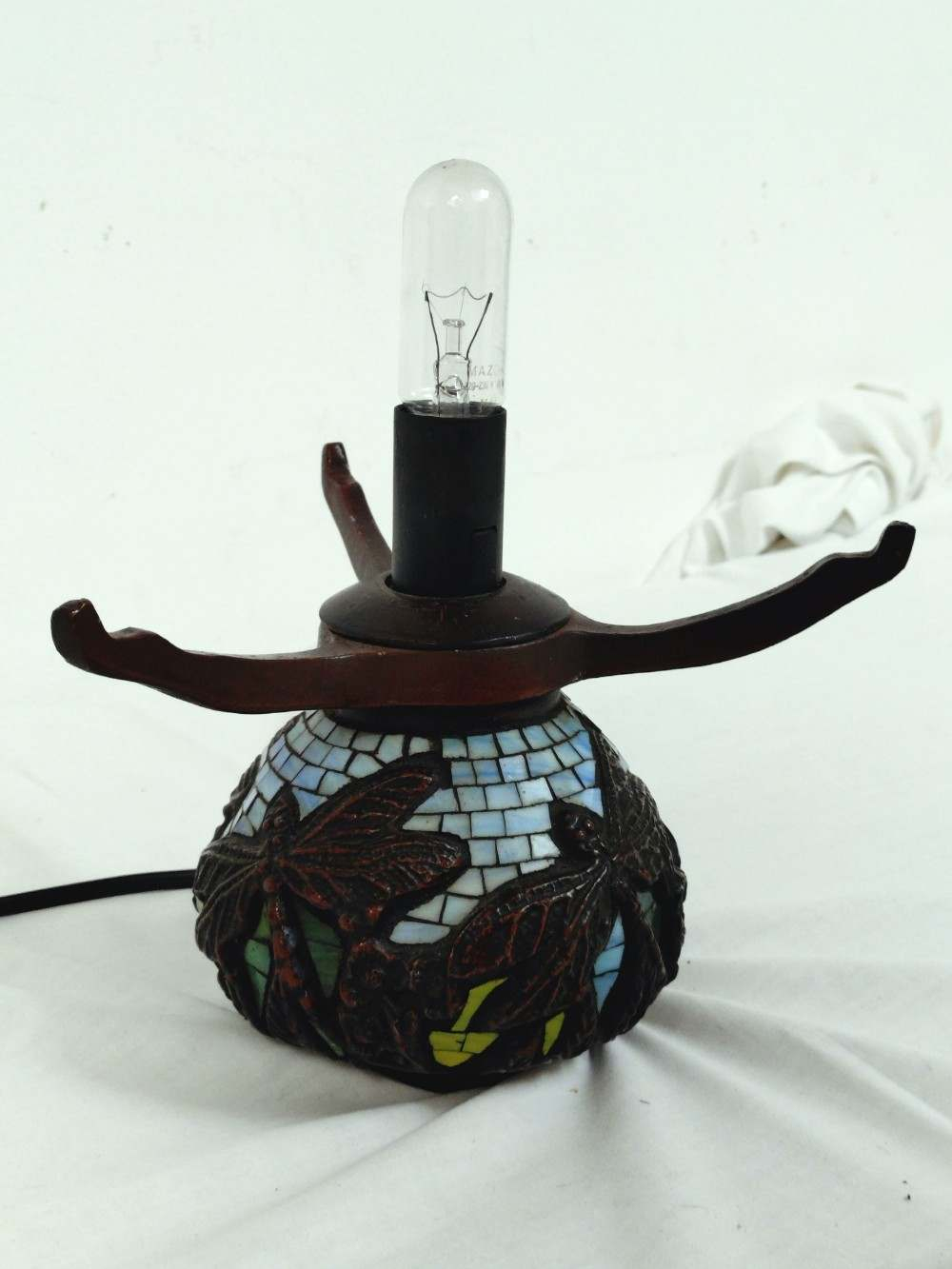 Lampe de table conique Tiffany traditionnelle, dôme en verre coloré et plombé avec Libellules, pied bronze, Art Nouveau. - Photo 13