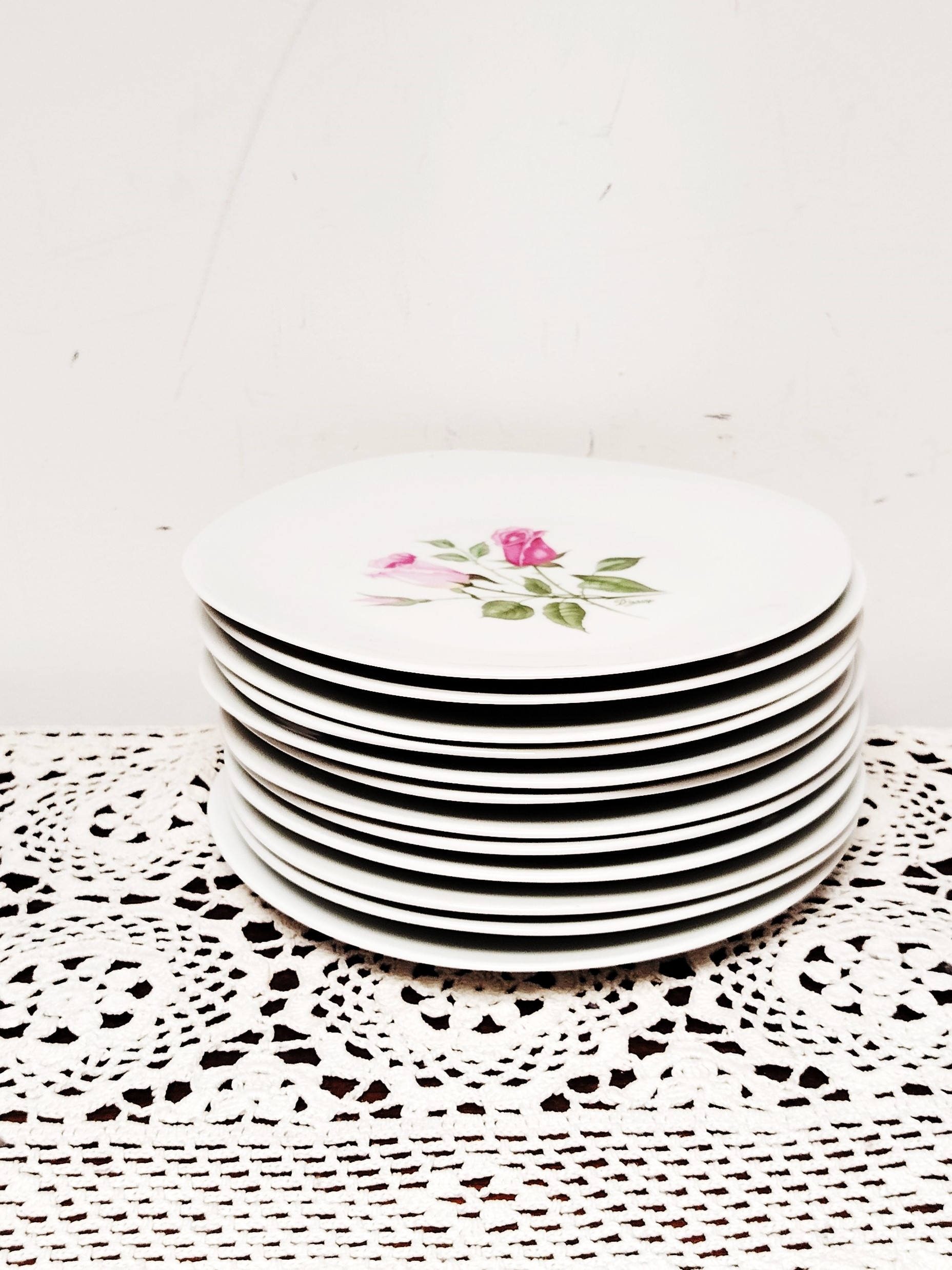 Raynaud Ensemble de 12 Assiettes en porcelaine de Limoges motif roses - Photo 1