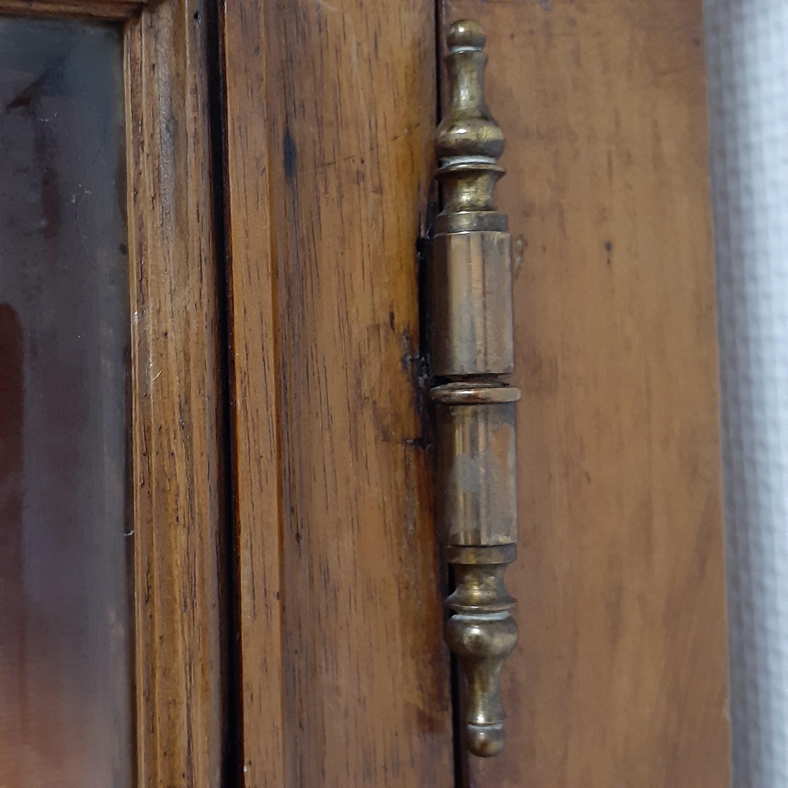 Vitrine d'angle en bois et verre biseauté avec clé - Photo 8