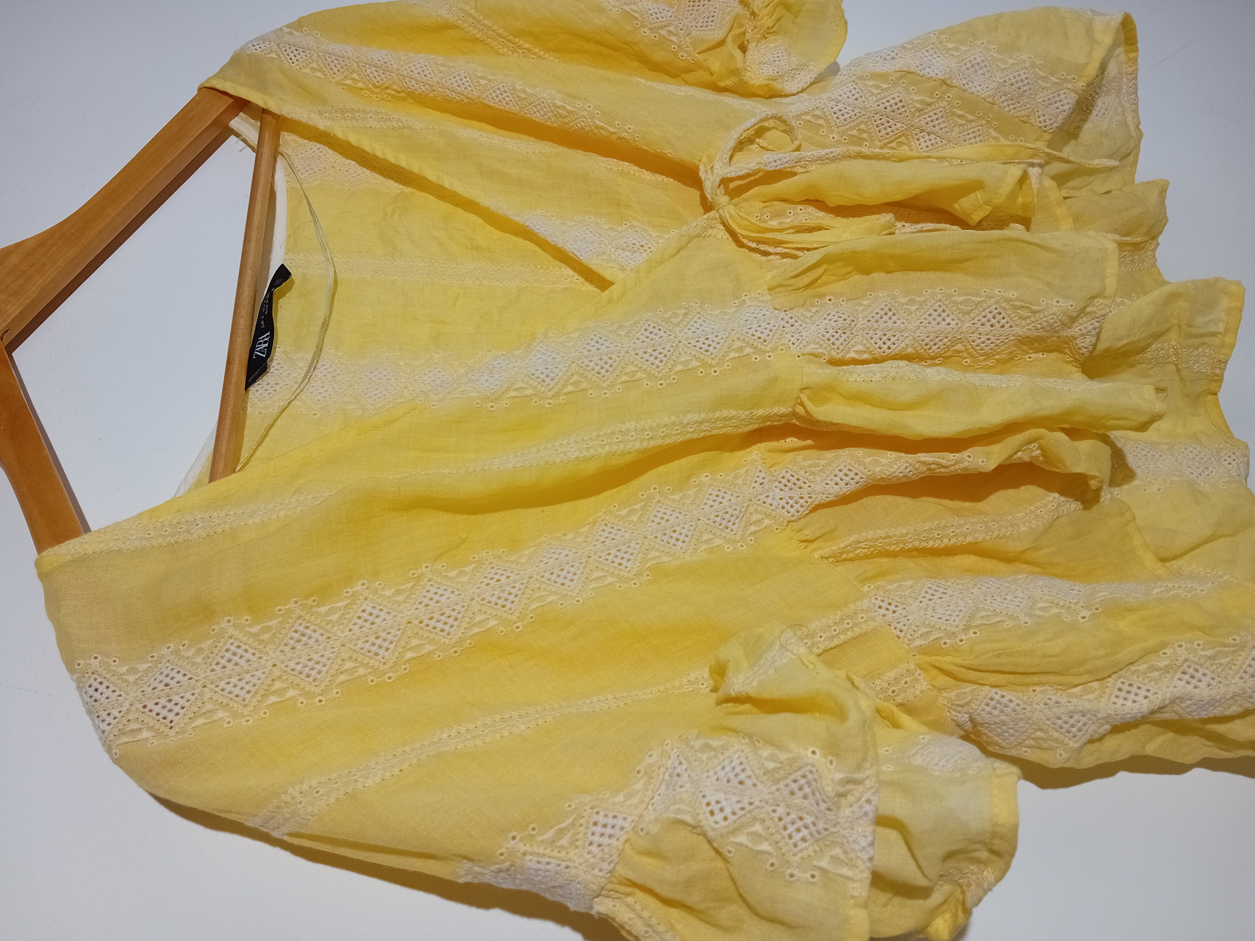 Voir photo 3 de Chemisier Femme Zara Jaune Clair Coton Brodé Volants Taille L (T4833) Chemisier Femme Zara Jaune Clair Coton Brodé Volants Taille L (T4833) Très bon état - Vue 3 -