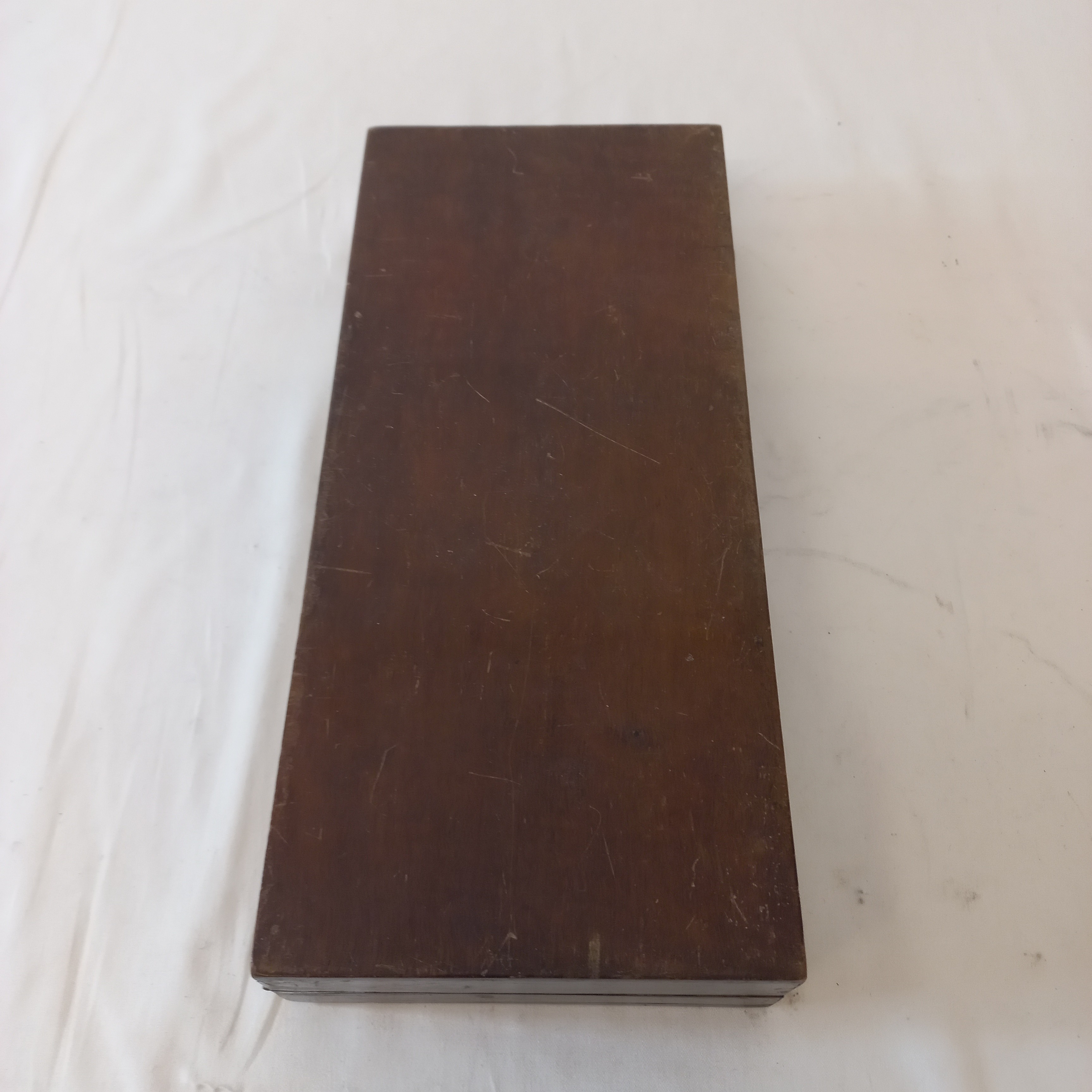 ENSEMBLE DE JETONS DE POKER DE 8 COULEURS DANS LA BOITE(marron) EN BOIS ANCIENNE Bon état - Vue 2 - 