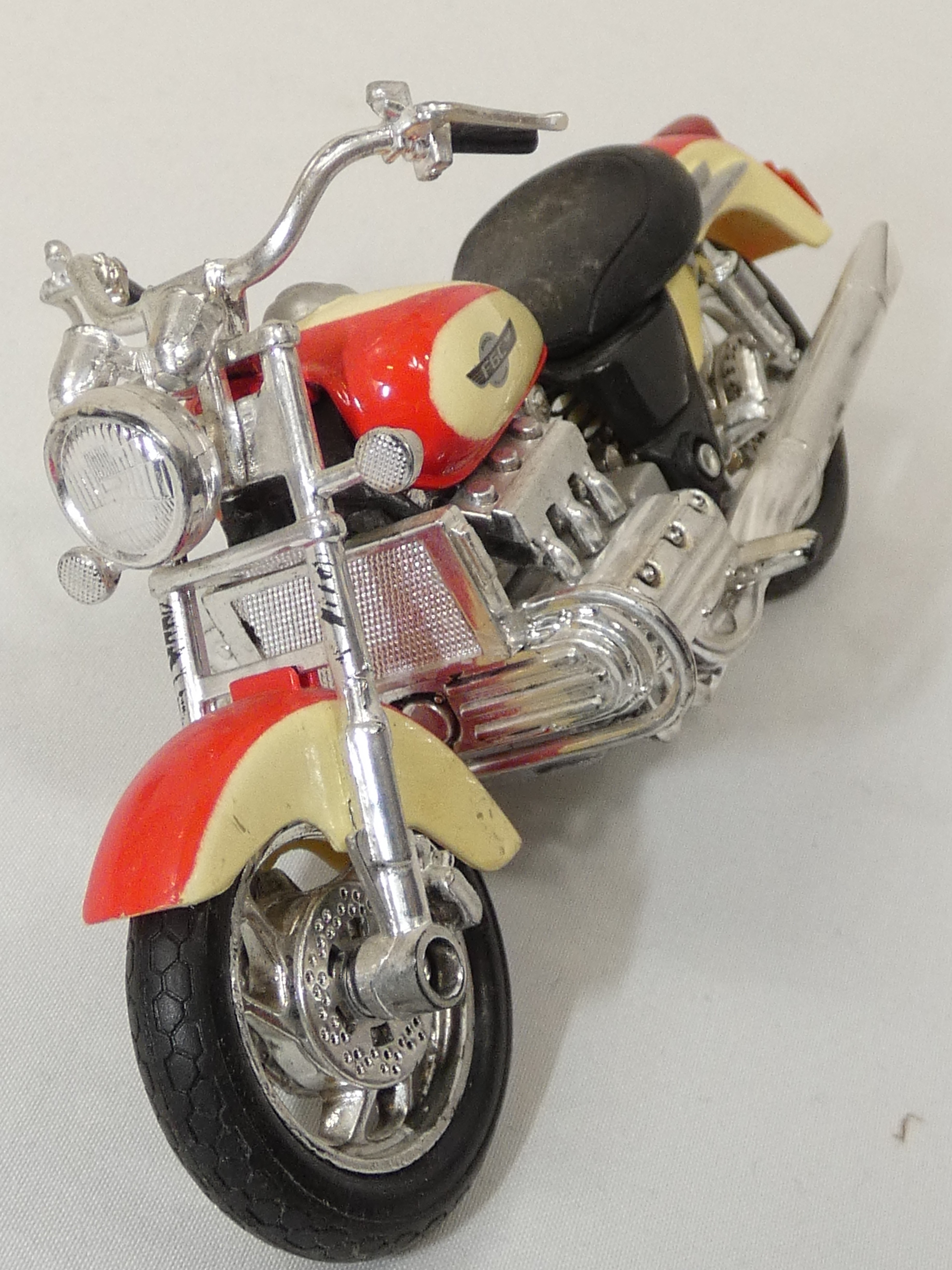 Lot de 4 motos miniatures MAISTO Bon état - Vue 3 - 