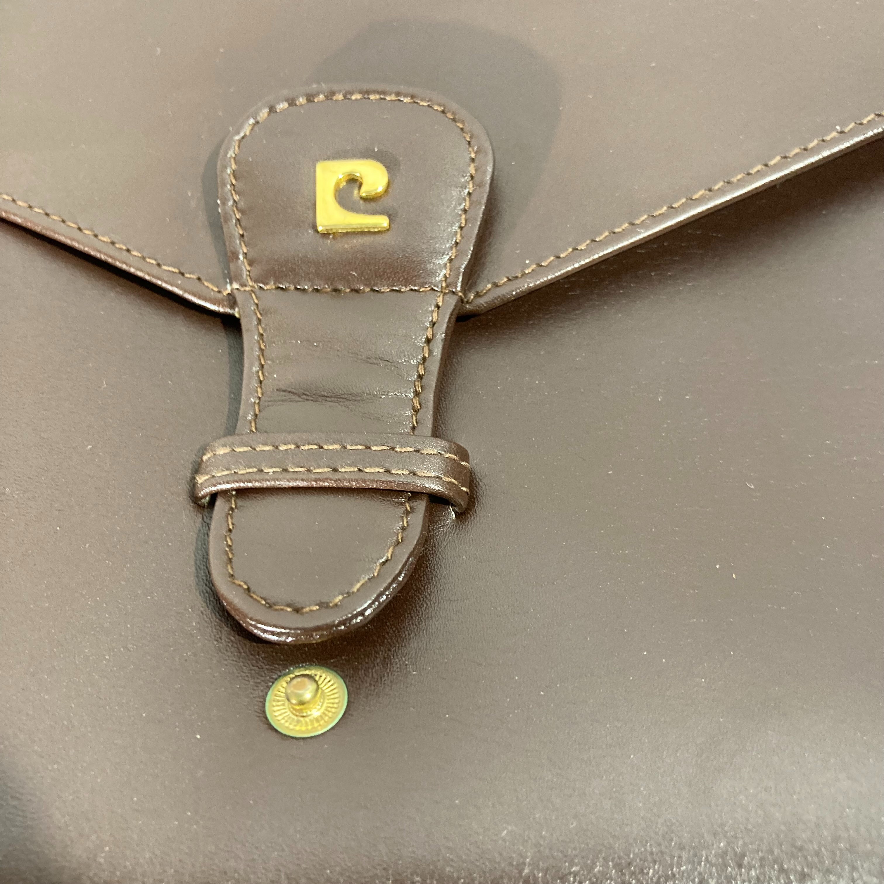 Voir photo 5 de Sacoche ou organiseur en cuir Pierre Cardin Sacoche ou organiseur en cuir Pierre Cardin Comme neuf - Vue 5 -