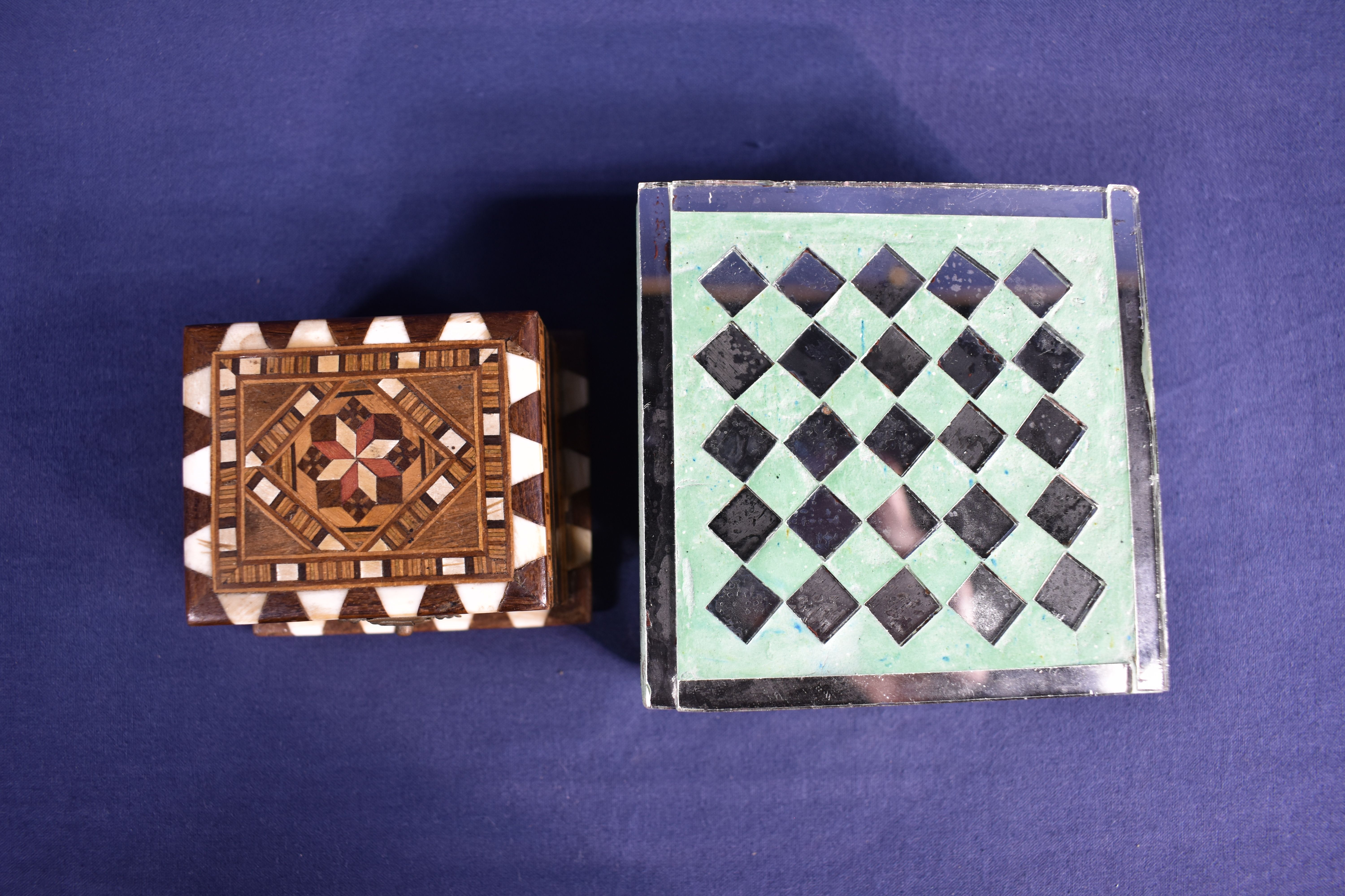 Voir photo 3 de 2 Boites à bijoux. 1 boite à bijoux " miroir " à fond vert (9 x 9 x 4 cm) 1 boite à bijoux marquetée de nacre ( 6 x 5 x 4 cm) 2 Boites à bijoux. 1 boite à bijoux " miroir " à fond vert (9 x 9 x 4 cm) 1 boite à bijoux marquetée de nacre ( 6 x 5 x 4 cm) Bon état - Vue 3 -
