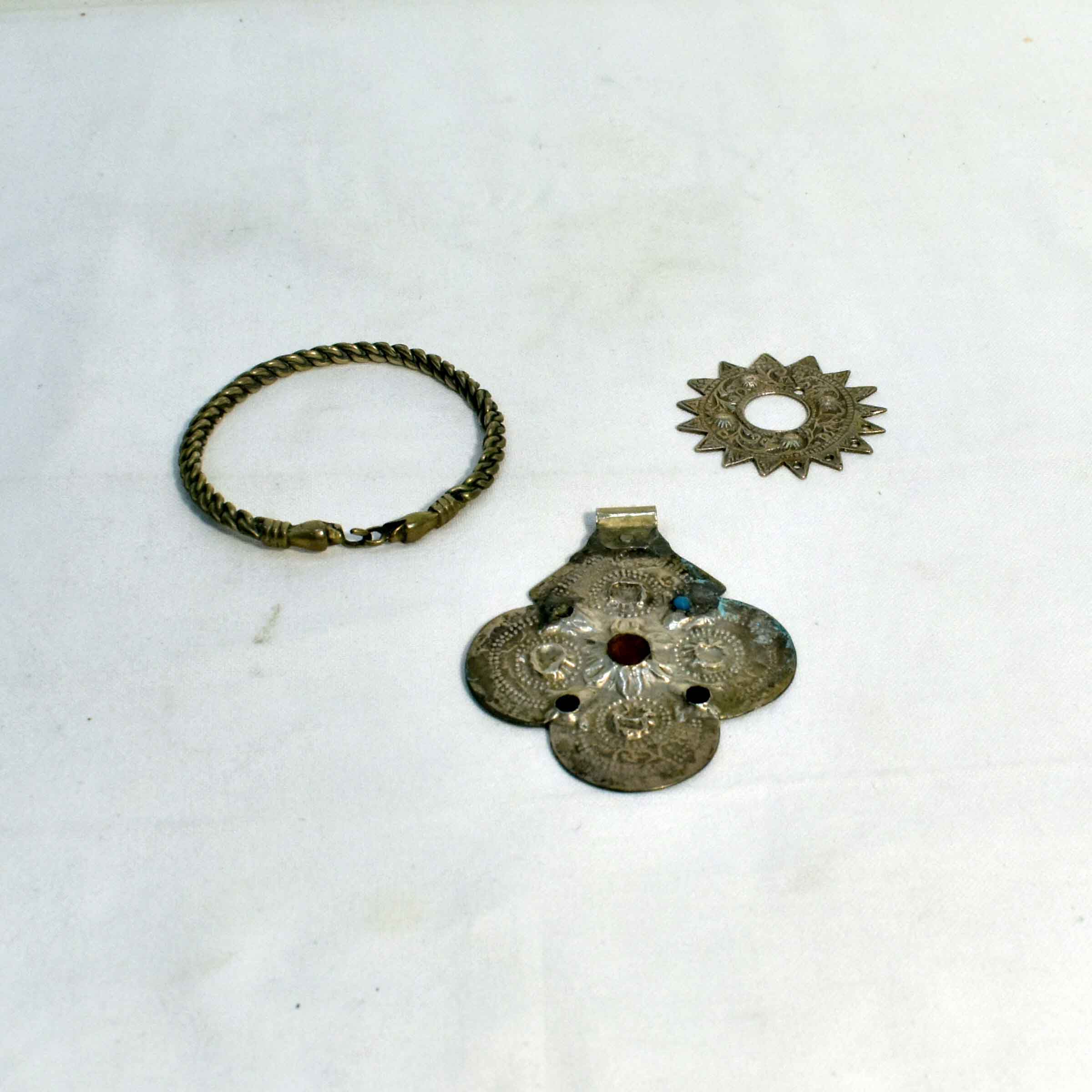 Lot de Bijoux Berbères Anciens - Pate de Verre & Métal Argenté Bon état - Vue 3 - 