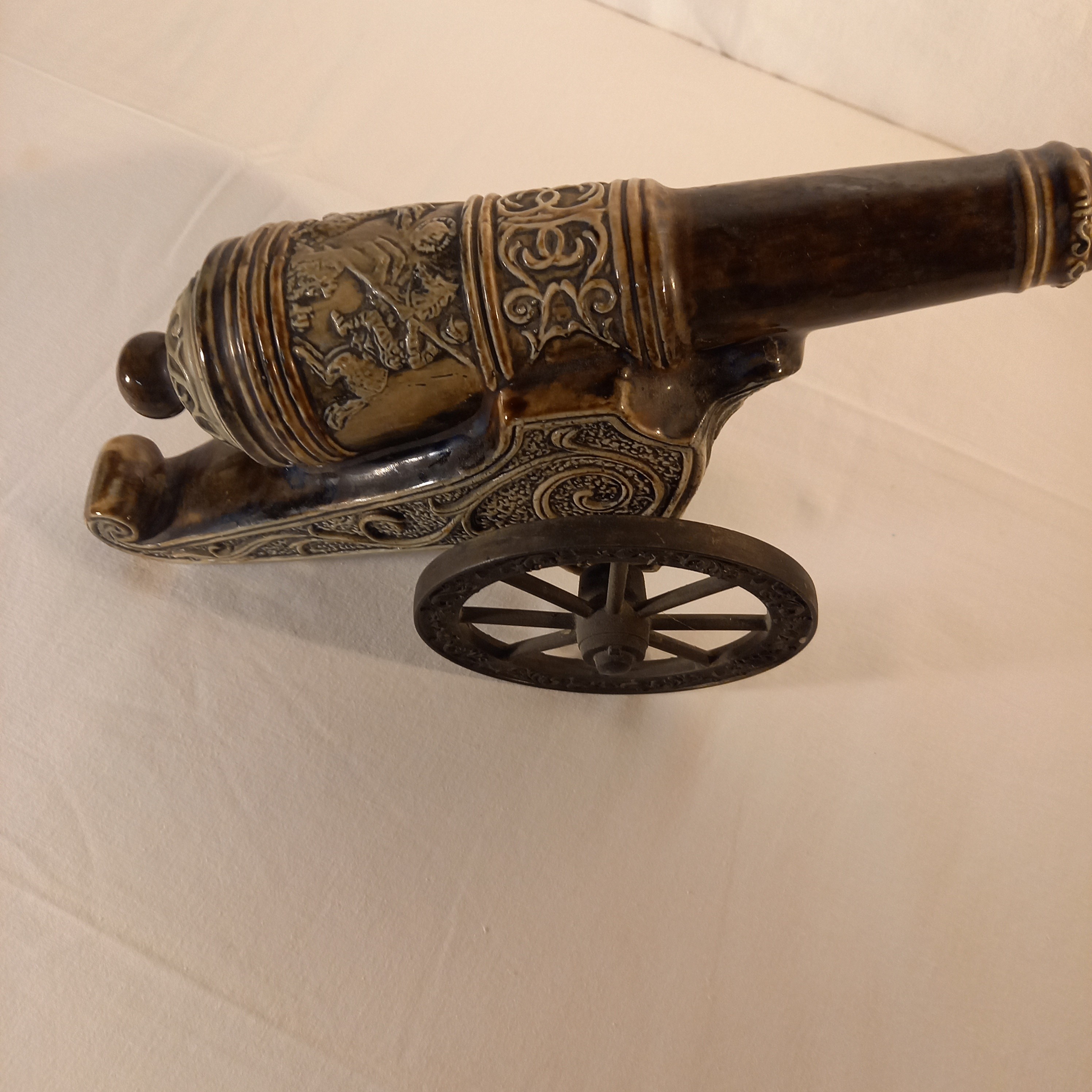 Voir photo 2 de Bouteille d'alcool en céramique majolique canon avec roues en métal collection vintage Bouteille d'alcool en céramique majolique canon avec roues en métal collection vintage - Vue 2 -