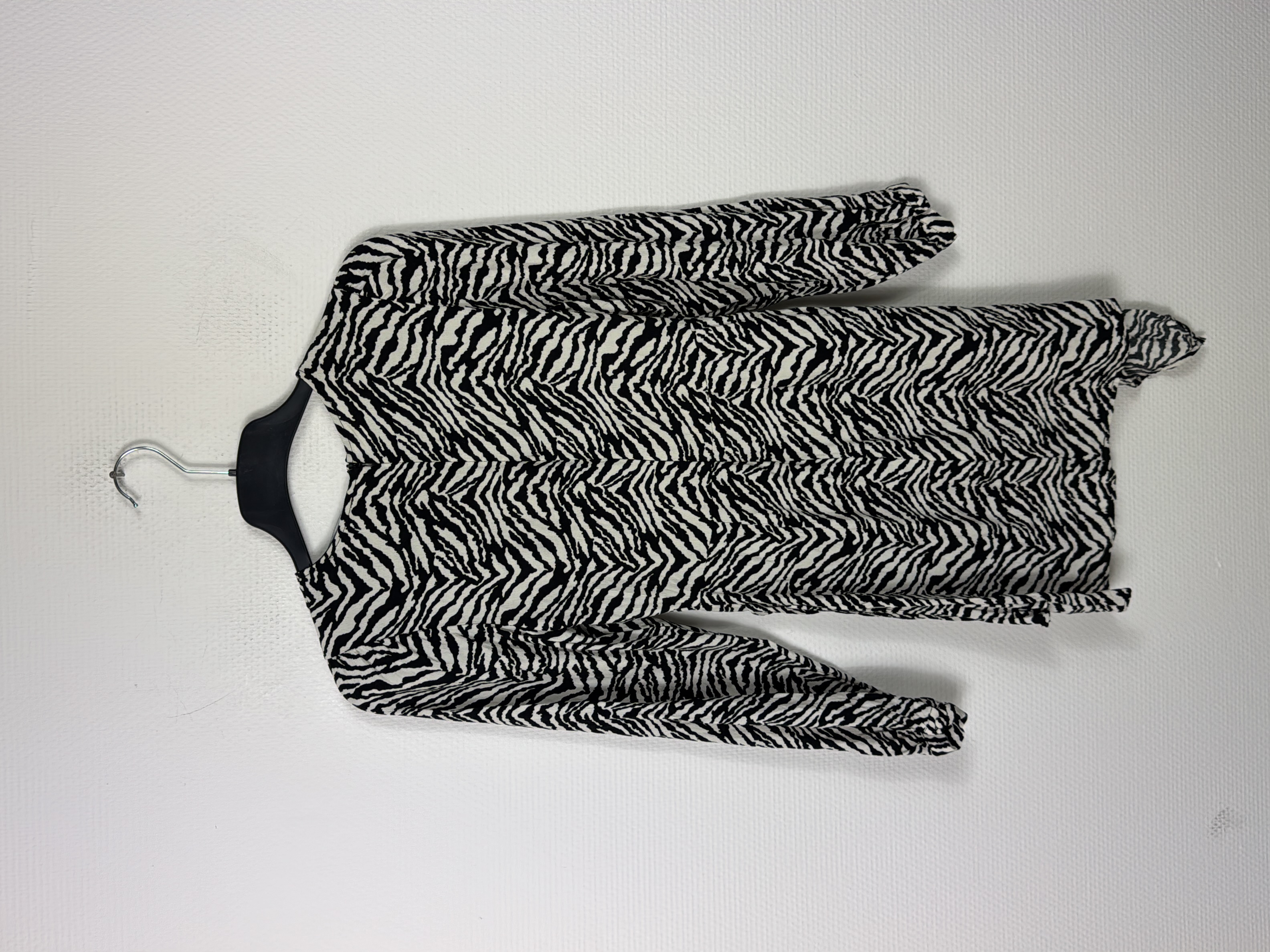 Voir photo 4 de Robe Zara imprimé zébré XS légère et agréable à porter Robe Zara imprimé zébré XS légère et agréable à porter Très bon état - Vue 4 -