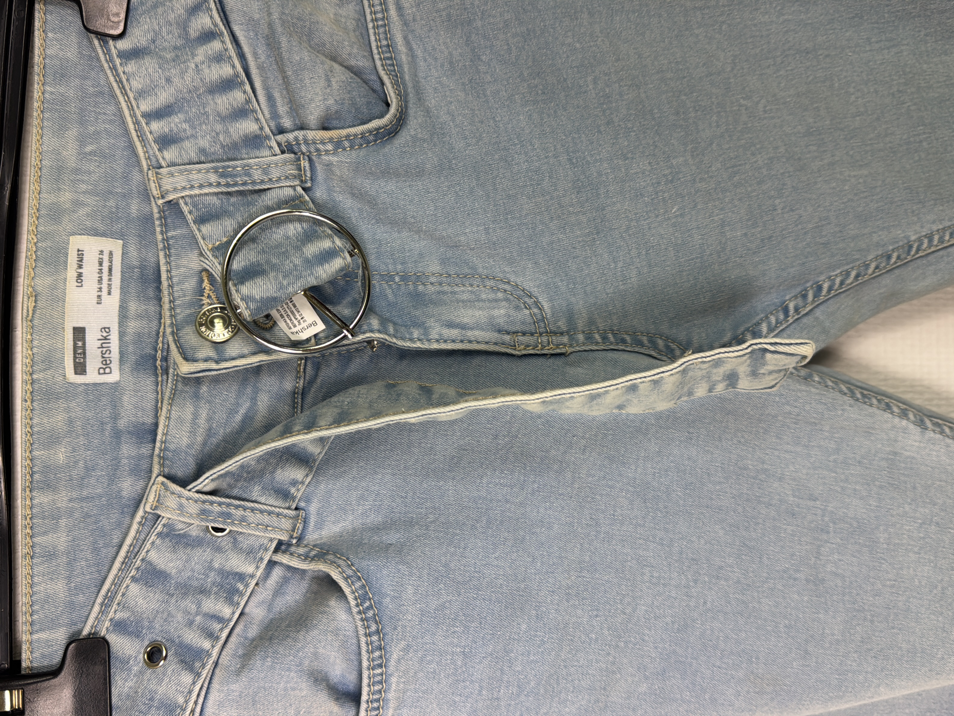 Voir photo 3 de Jean flare délavé Bershka avec anneau S/36 Jean flare délavé Bershka avec anneau S/36 Très bon état - Vue 3 -