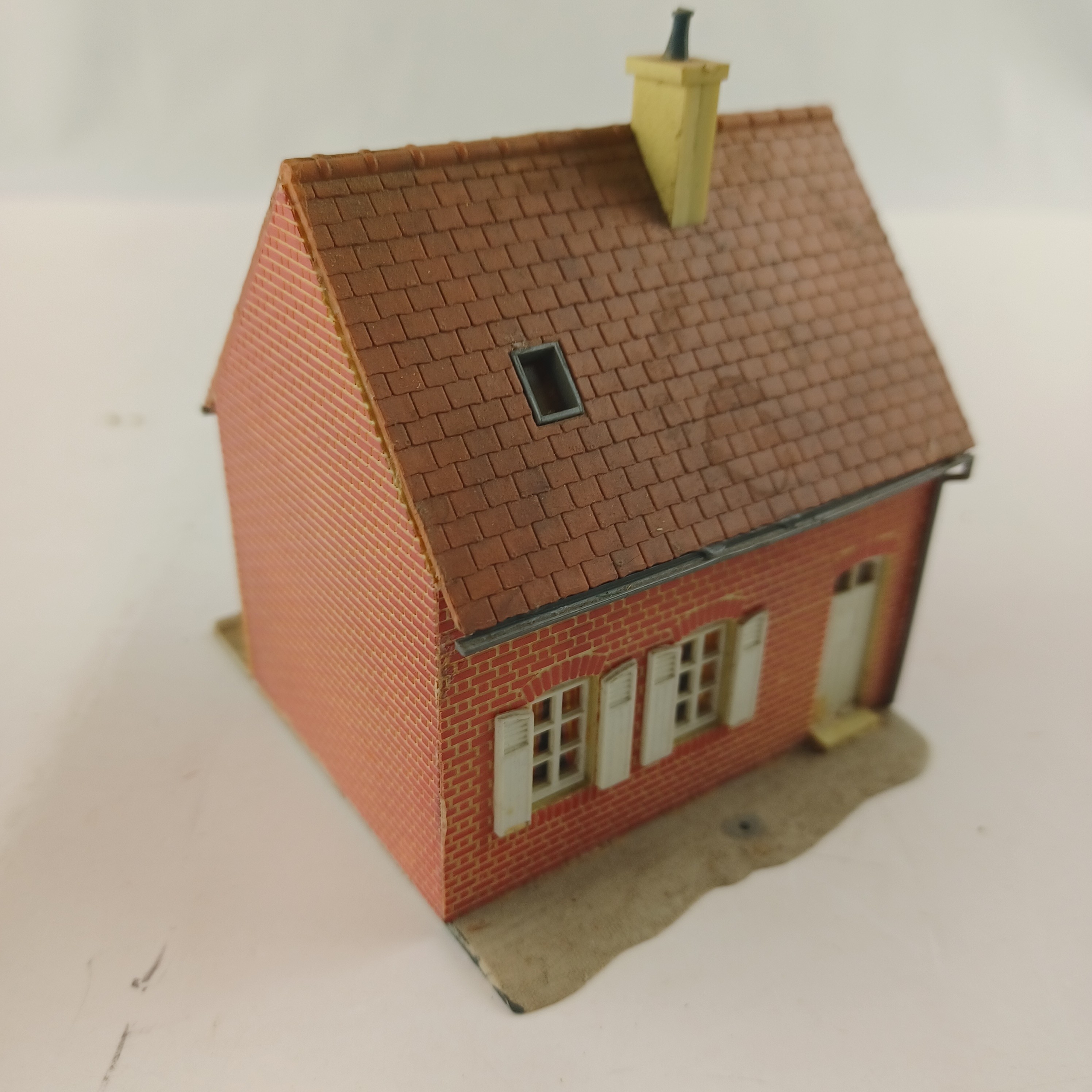 Maquette de modélisme d'une maison en brique rouge de 7x8x8 cm Très bon état - Vue 3 - 
