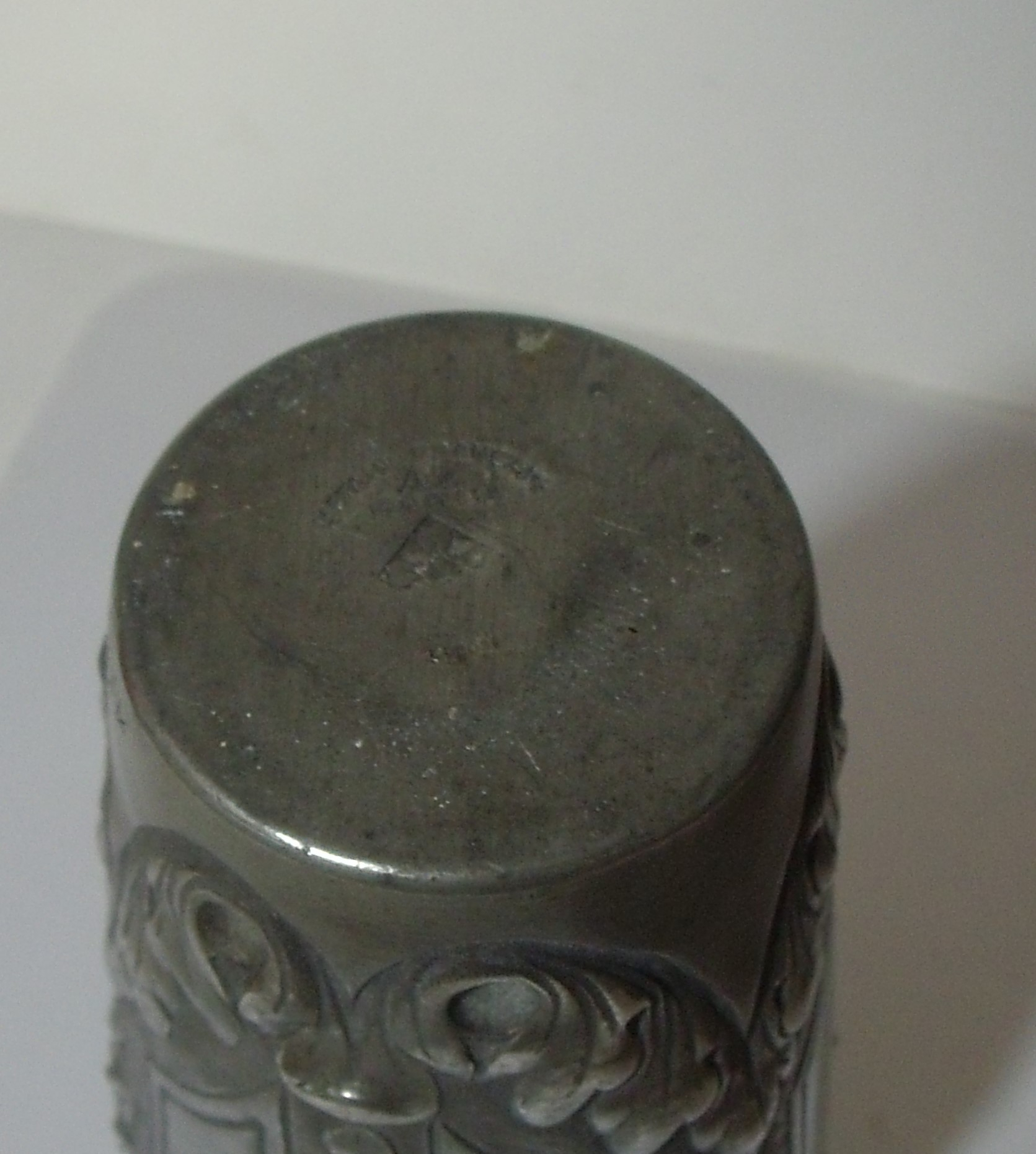Voir photo 4 de Joli vase "Villien" ouvragé, art nouveau en étain Joli vase "Villien" ouvragé, art nouveau en étain Bon état - Vue 4 -