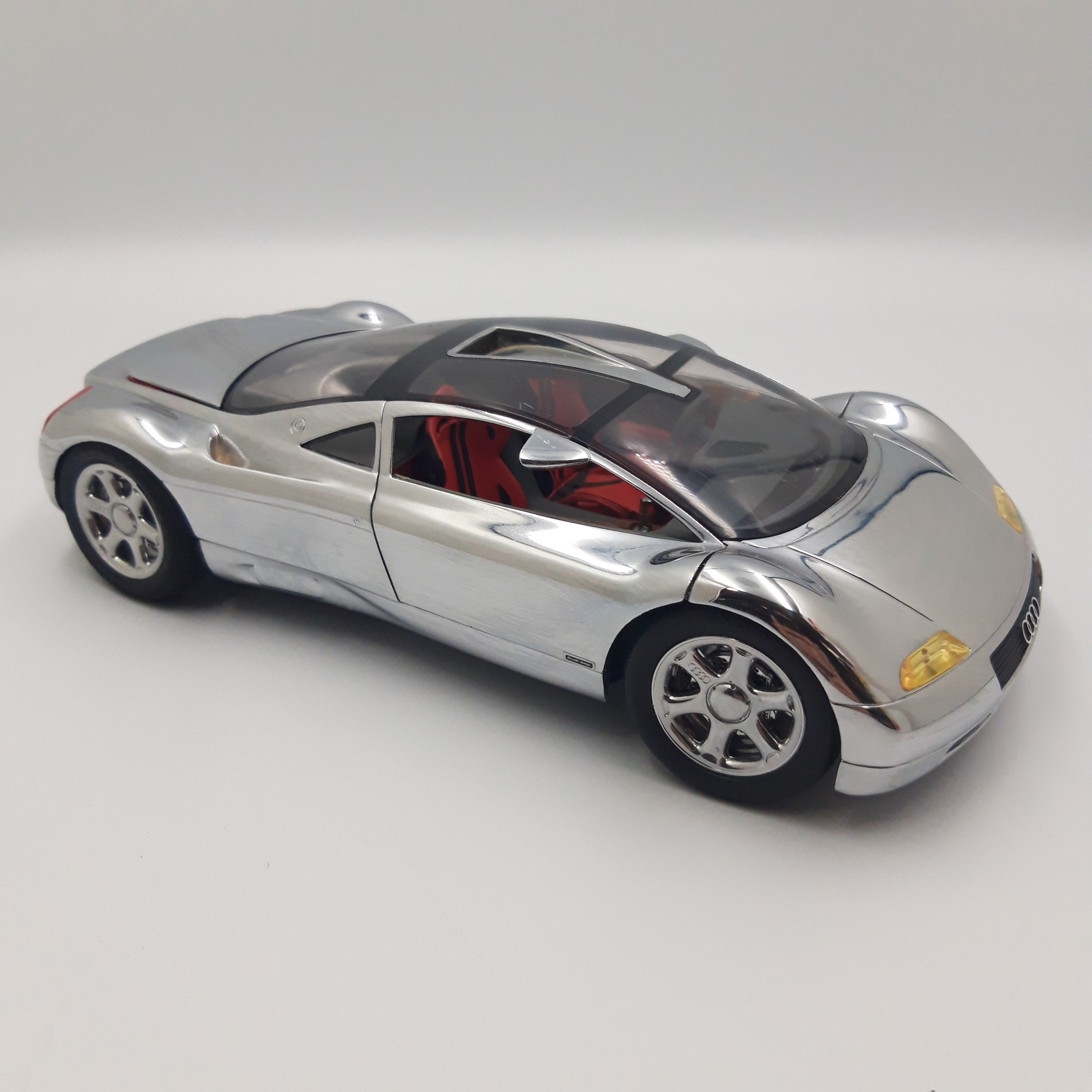 Voiture de collection Revell 1994 Audi AVUS Quattro, 1/18 - Label