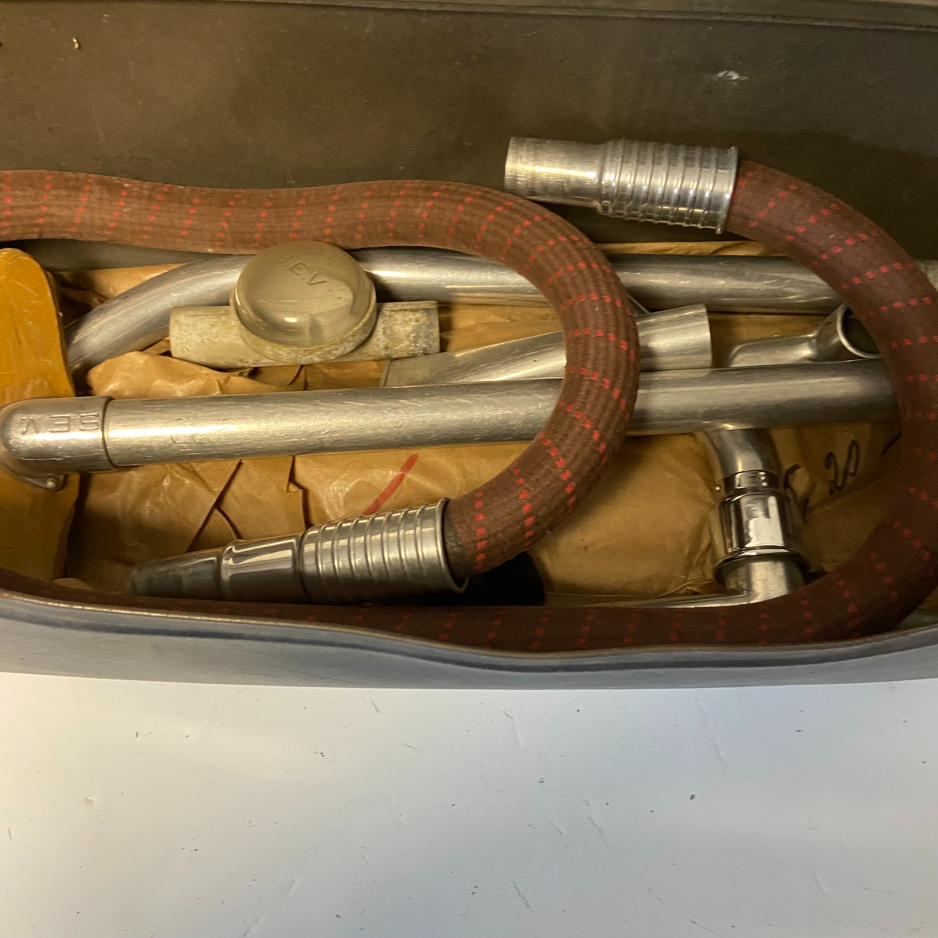 Aspirateur traineau vintage S.E.V vintage ( années 50) qui fonctionne dans sa mallette d'origine - Très bon état - Photo 11