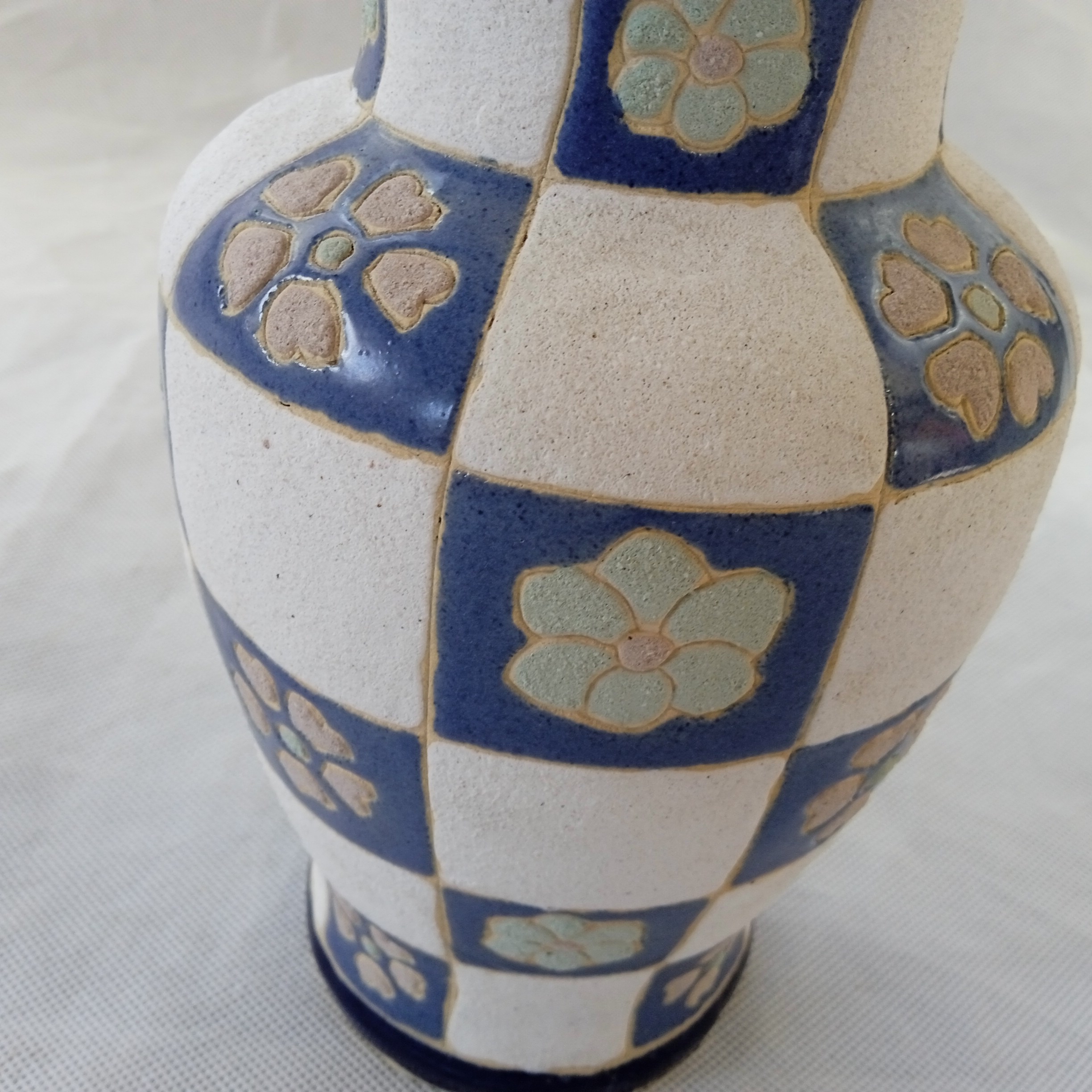 Voir photo 5 de Gros vase en céramique poterie damier fait main Art Déco vintage Gros vase en céramique poterie damier fait main Art Déco vintage Très bon état - Vue 5 -