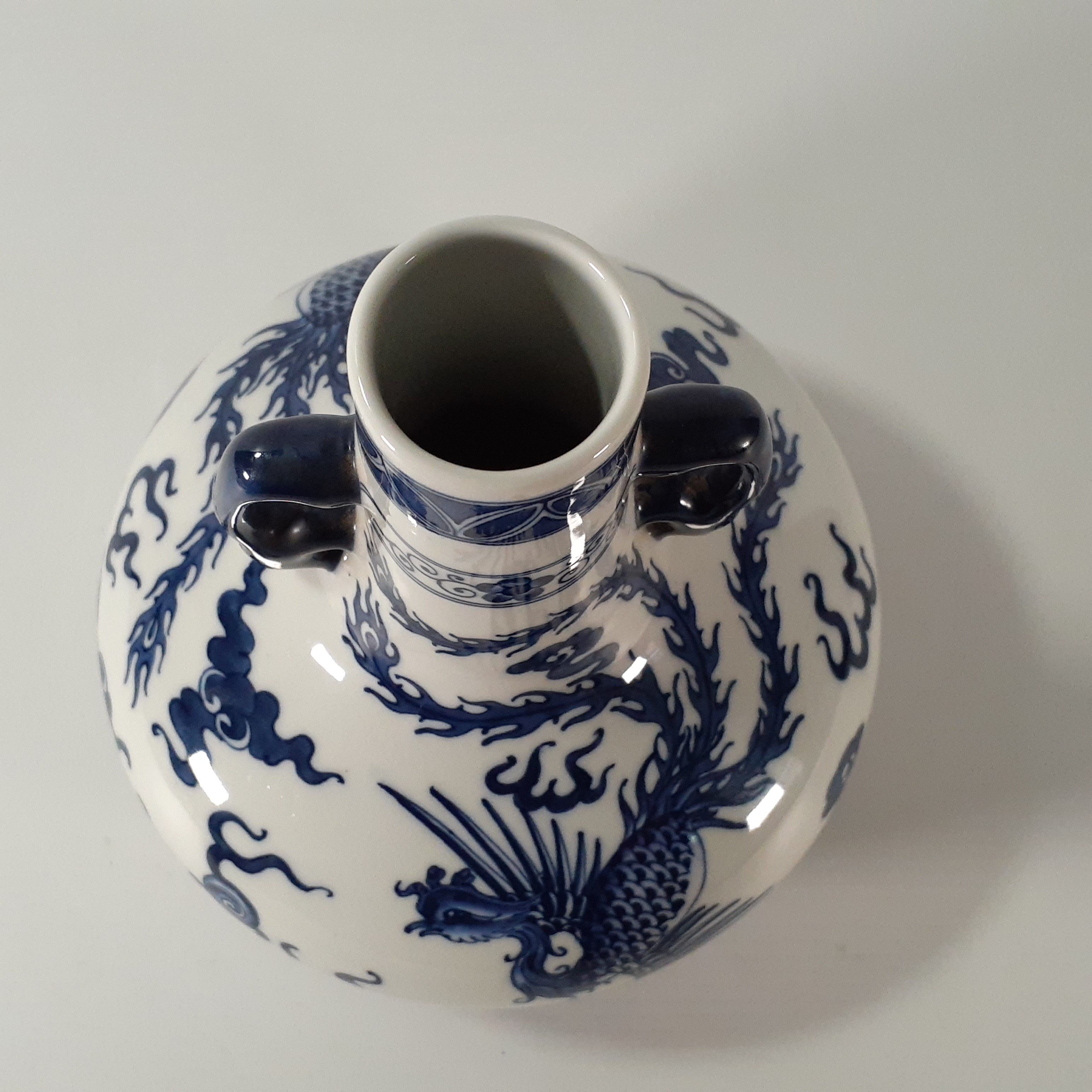 Voir photo 9 de Vase en porcelaine blanc et bleu - Chine Style période Yongzheng Vase en porcelaine blanc et bleu - Chine Style période Yongzheng Très bon état - Vue 9 -