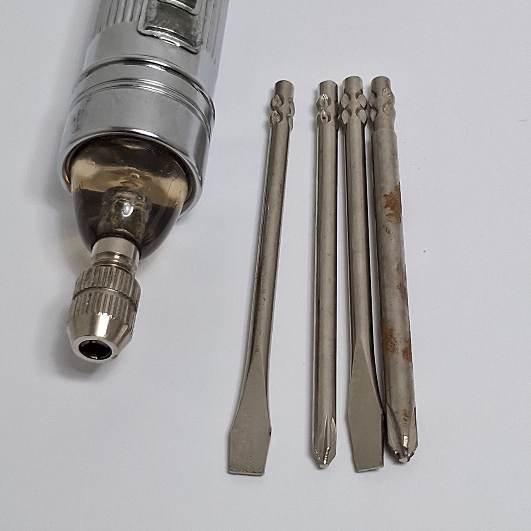 Lampe/tournevis vintage (années 40-60) de marque PILOT dans un étui en cuir de marque Le Tanneur Bon état - Vue 2 - 