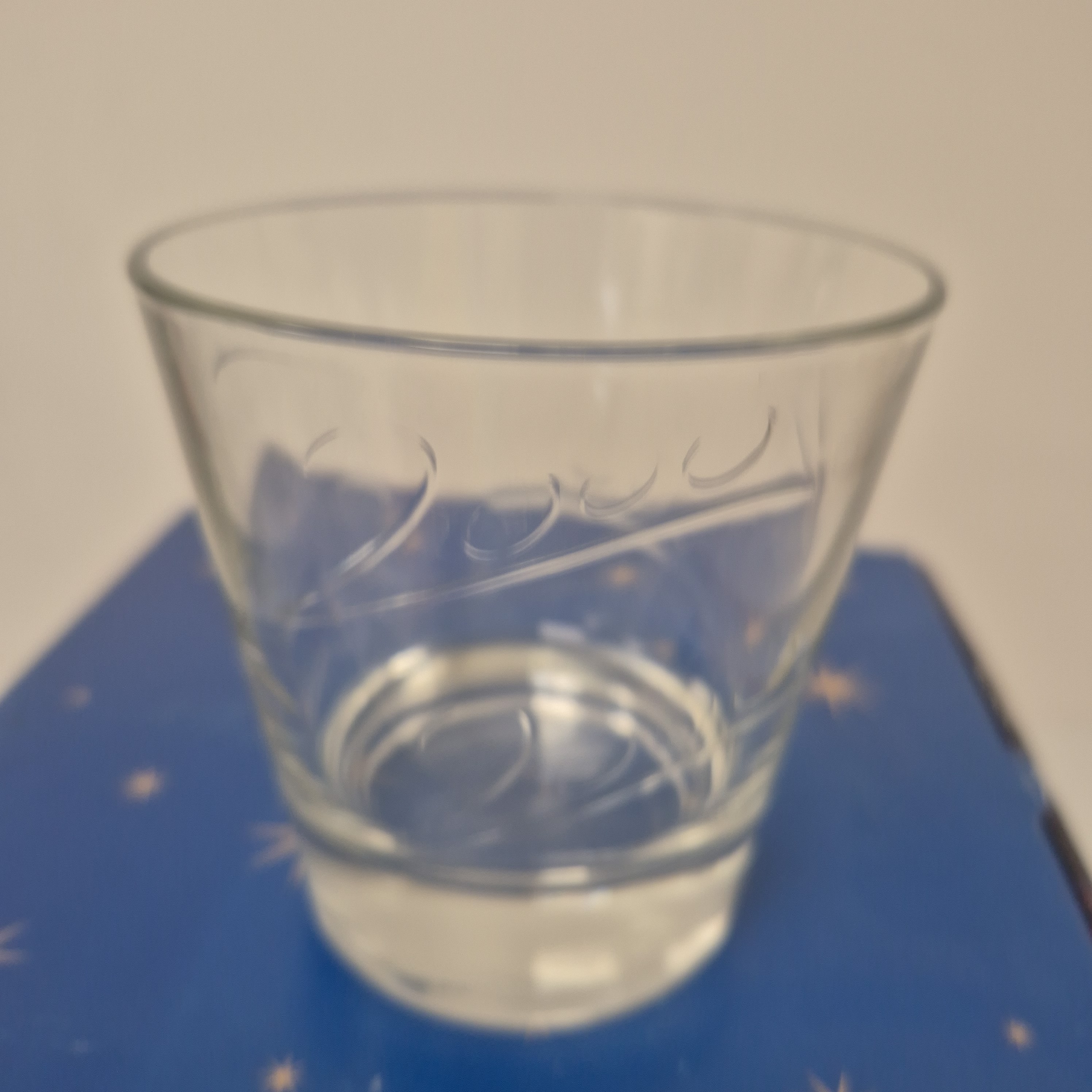 Voir photo 3 de 2 coffrets 4 verres a whisky an 2000 Luminarc 2 coffrets 4 verres a whisky an 2000 Luminarc Très bon état - Vue 3 -