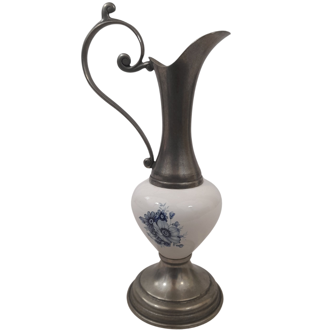 Voir photo 3 de Élégant Pichet en Étain et Céramique Vintage – Motif Floral Bleu Style Delft - 30 cm Élégant Pichet en Étain et Céramique Vintage – Motif Floral Bleu Style Delft - 30 cm Très bon état - Vue 3 -