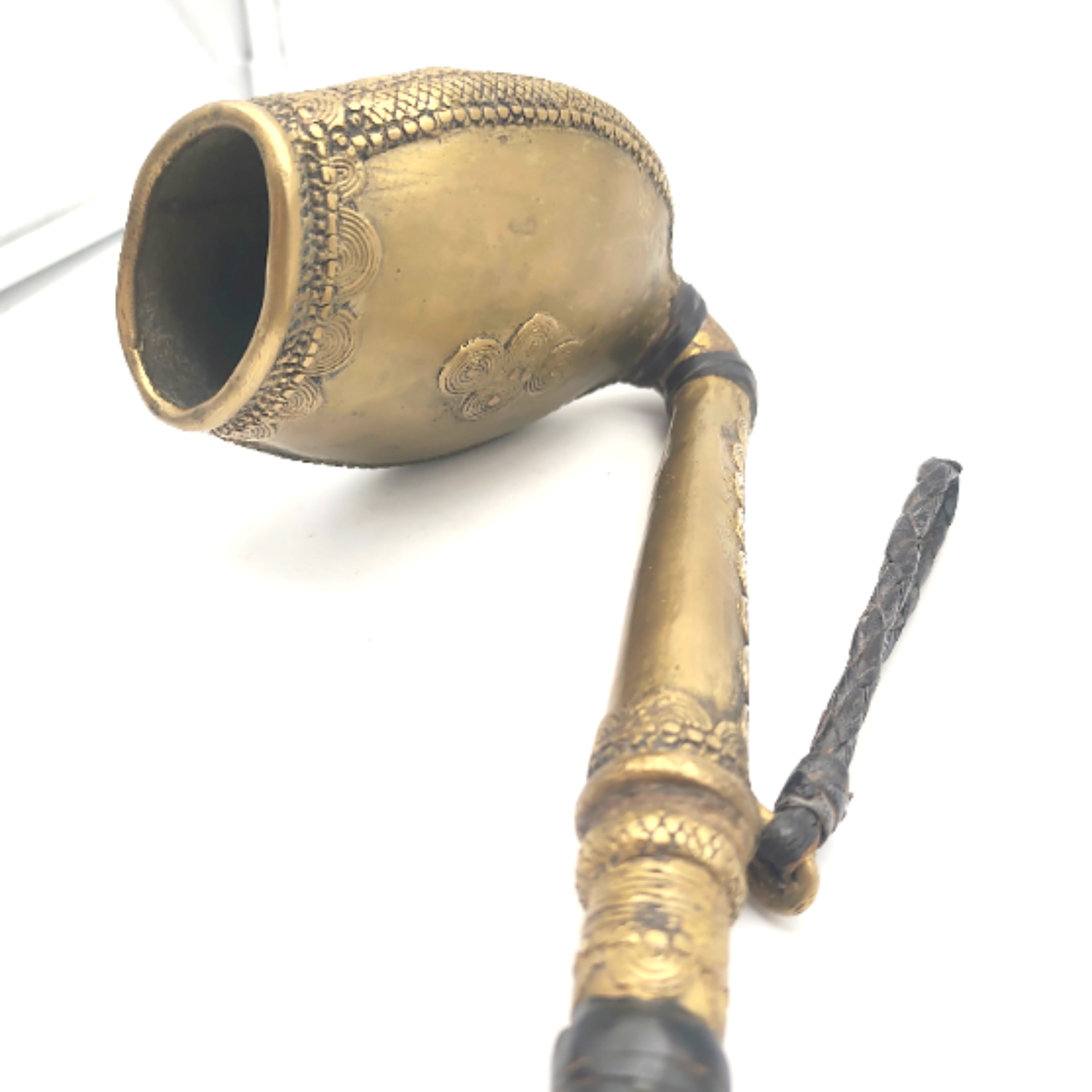 Pipe ornementale bronze et cuir inspiration africaine Bon état - Vue 3 - 