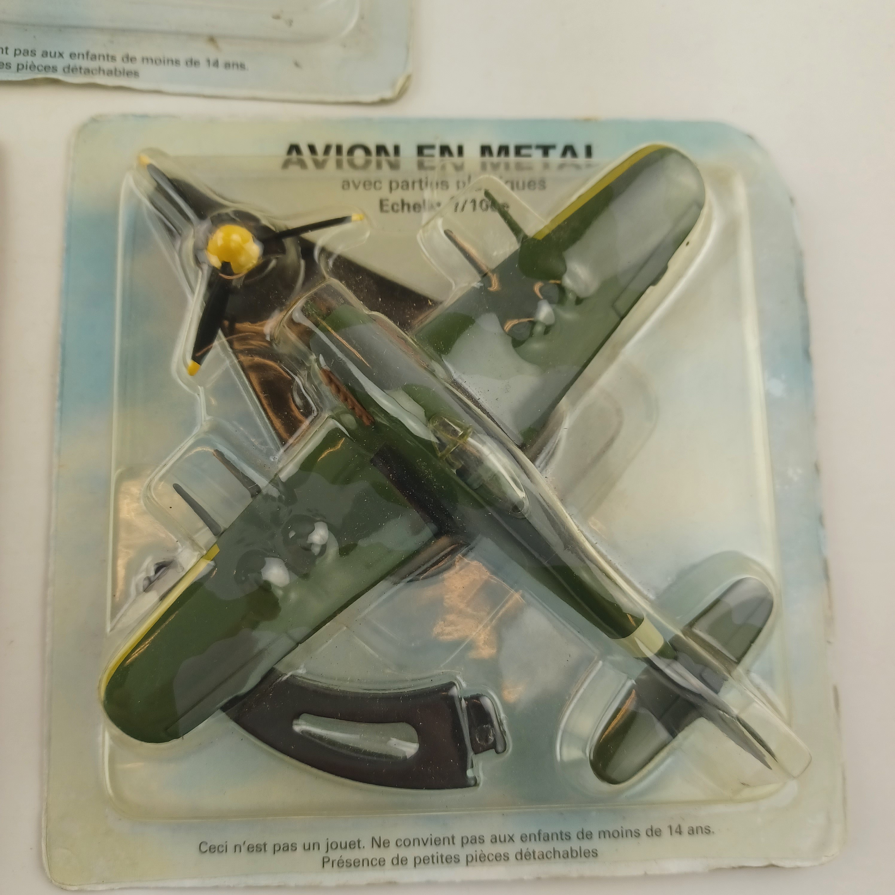 Lot d'avions en métal avec parties en plastique, F6F-5 Hellcat; Hawker Typhoon; Hurricane MK1, échelle 1/100e Comme neuf - Vue 6 - 