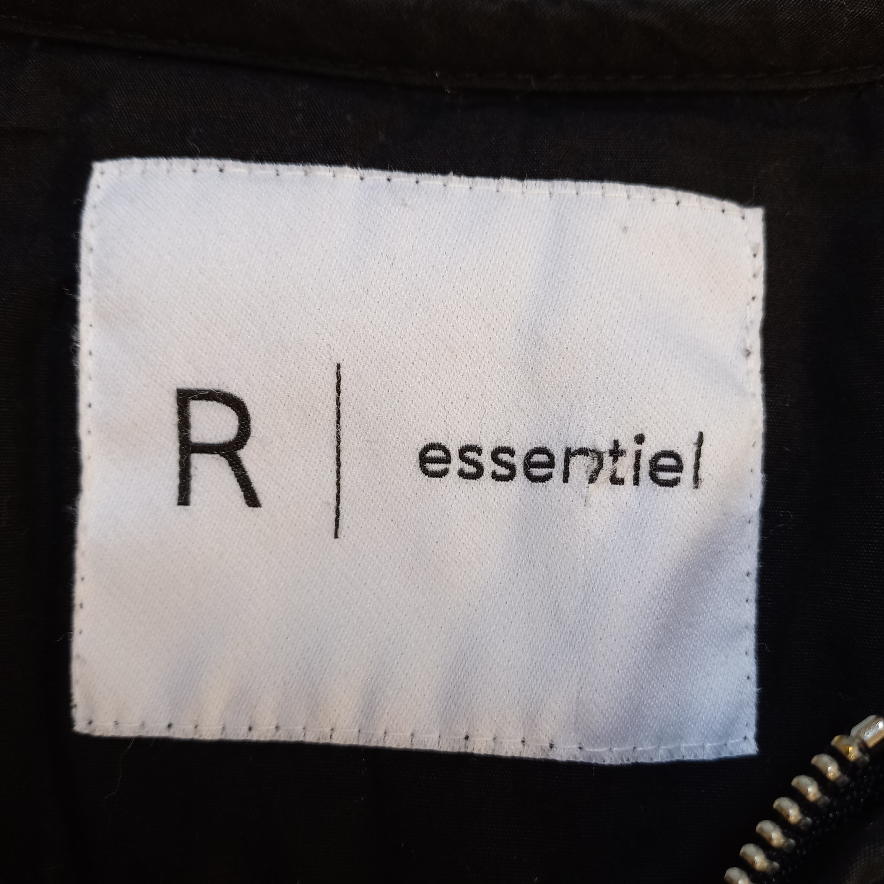 Voir photo 5 de Veste noire matelassée en carré "r essentiel" T40 Veste noire matelassée en carré "r essentiel" T40 Très bon état - Vue 5 -