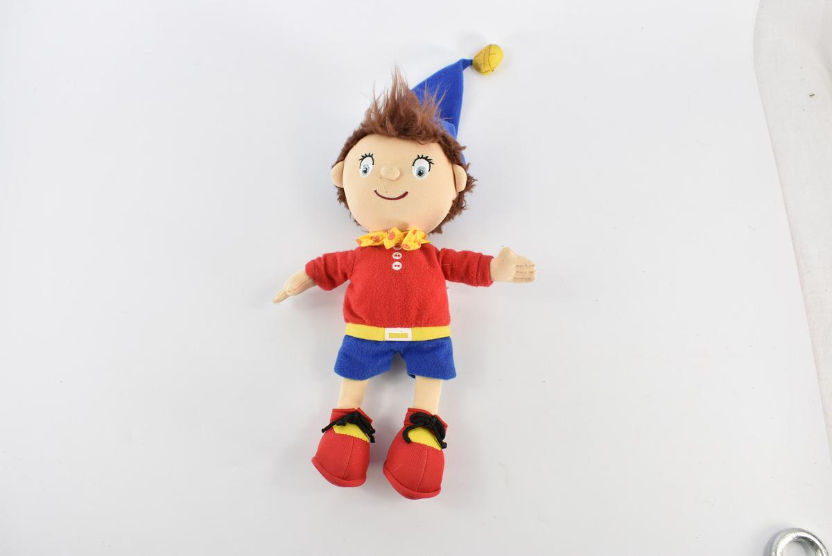 4 jeux/jouets : mobile Tomy avec les personnages de Winnie l'ourson, jeu de construction Idéal Blox, circuit voitures rustique kid us, peluche oui-oui Bon état - Vue 3 - 