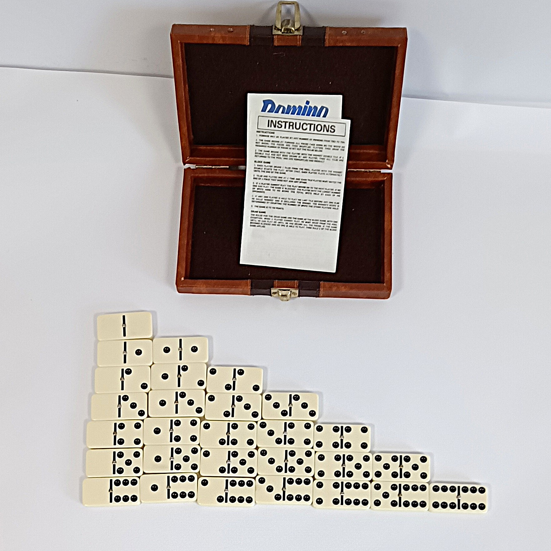 Voir photo 2 de Jeu de dominos complet avec boîte de rangement, format standard Jeu de dominos complet avec boîte de rangement, format standard Bon état - Vue 2 -