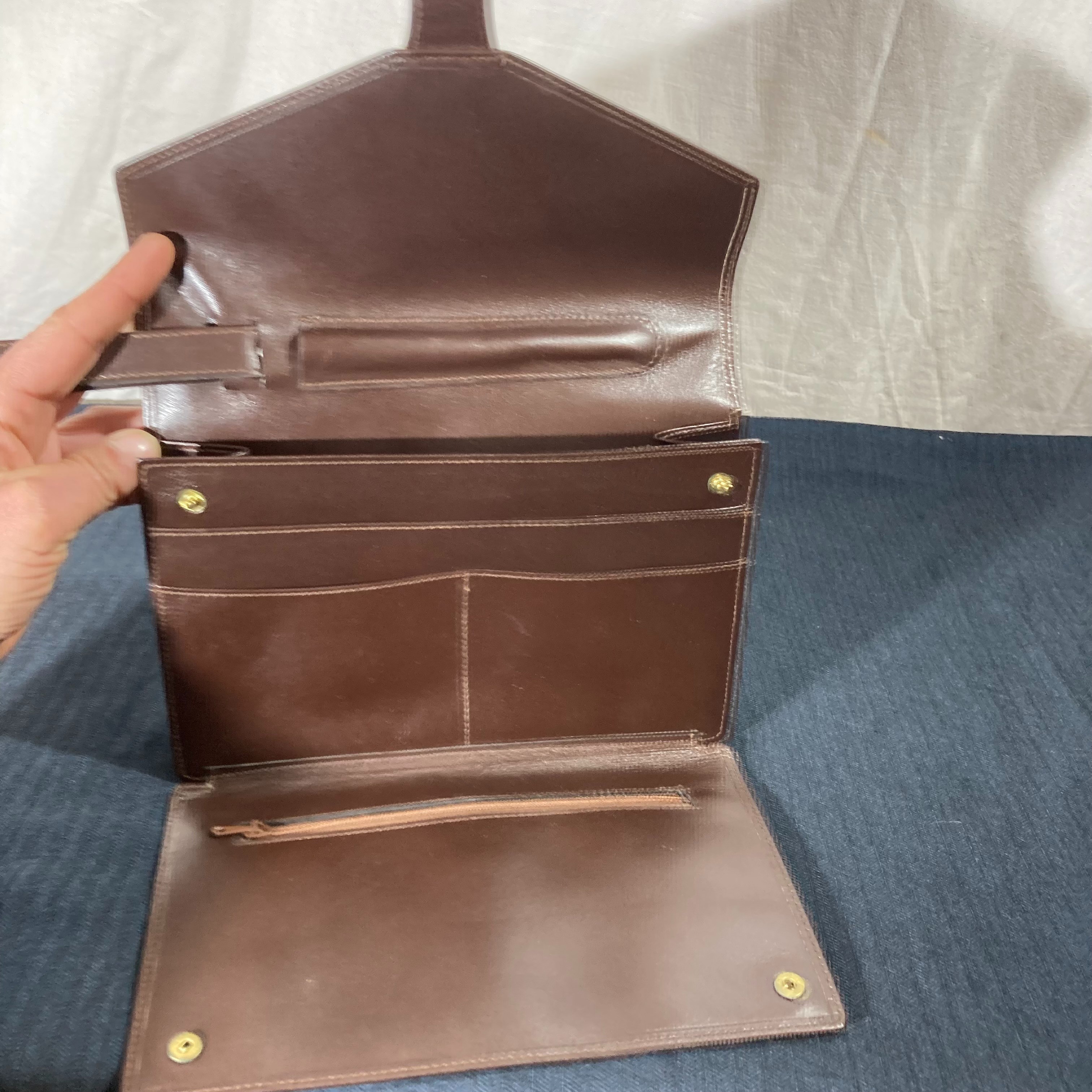 Voir photo 6 de Sacoche ou organiseur en cuir Pierre Cardin Sacoche ou organiseur en cuir Pierre Cardin Comme neuf - Vue 6 -