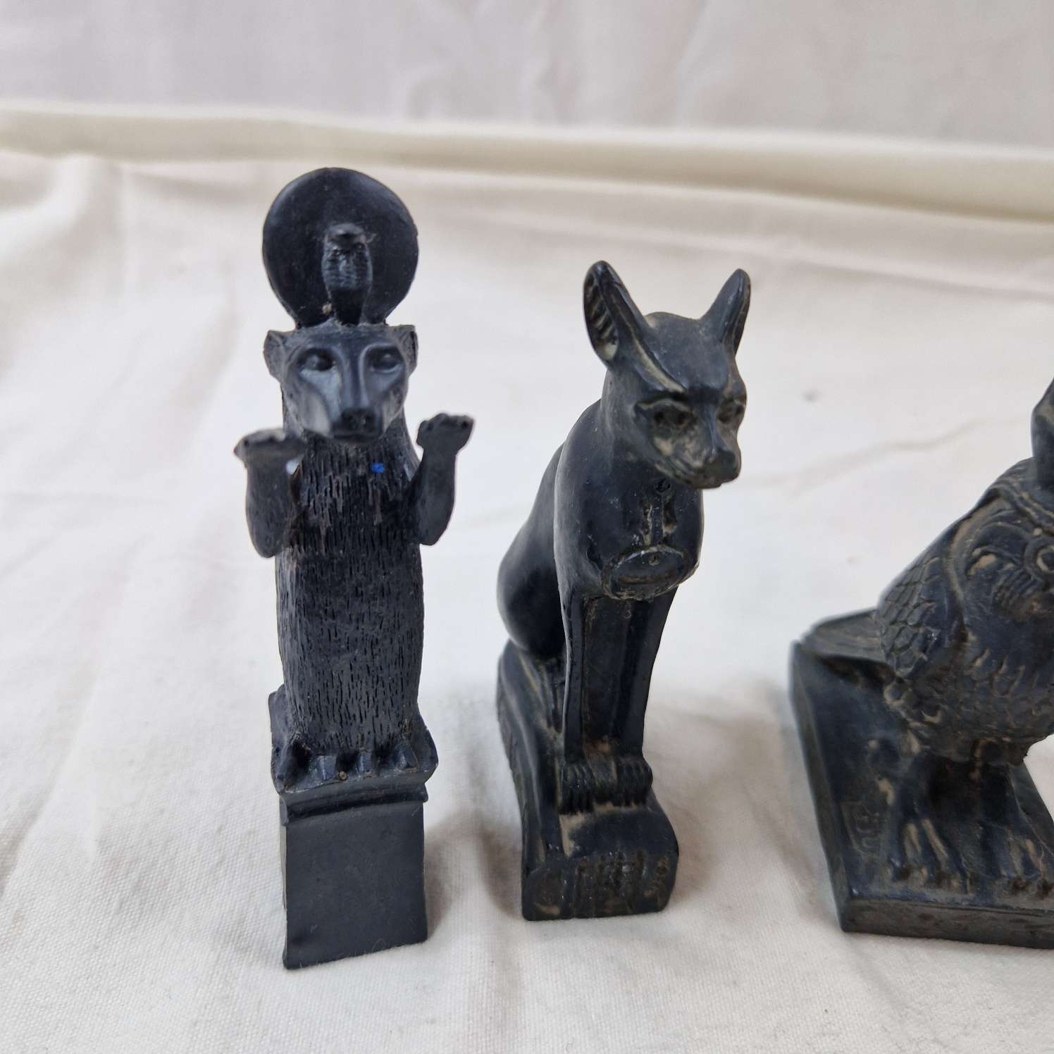 Petit lot de statuettes égyptiennes en résine - Photo 1