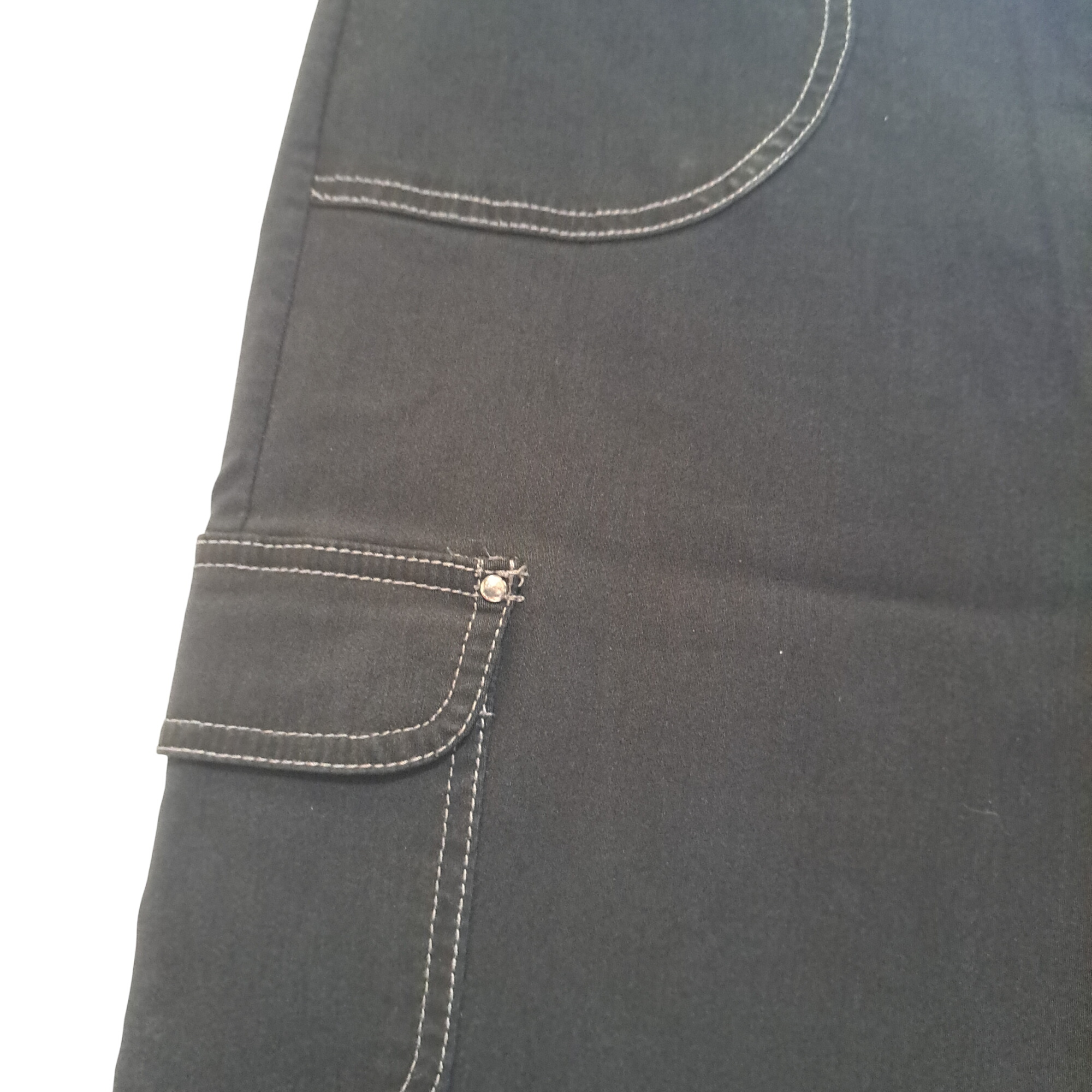 Acheter PANTALON Noir Femme - Taille 40 Très bon état - 15,00 € PANTALON Noir Femme - Taille 40 Très bon état - reconditionné disponible sur Label Emmaüs