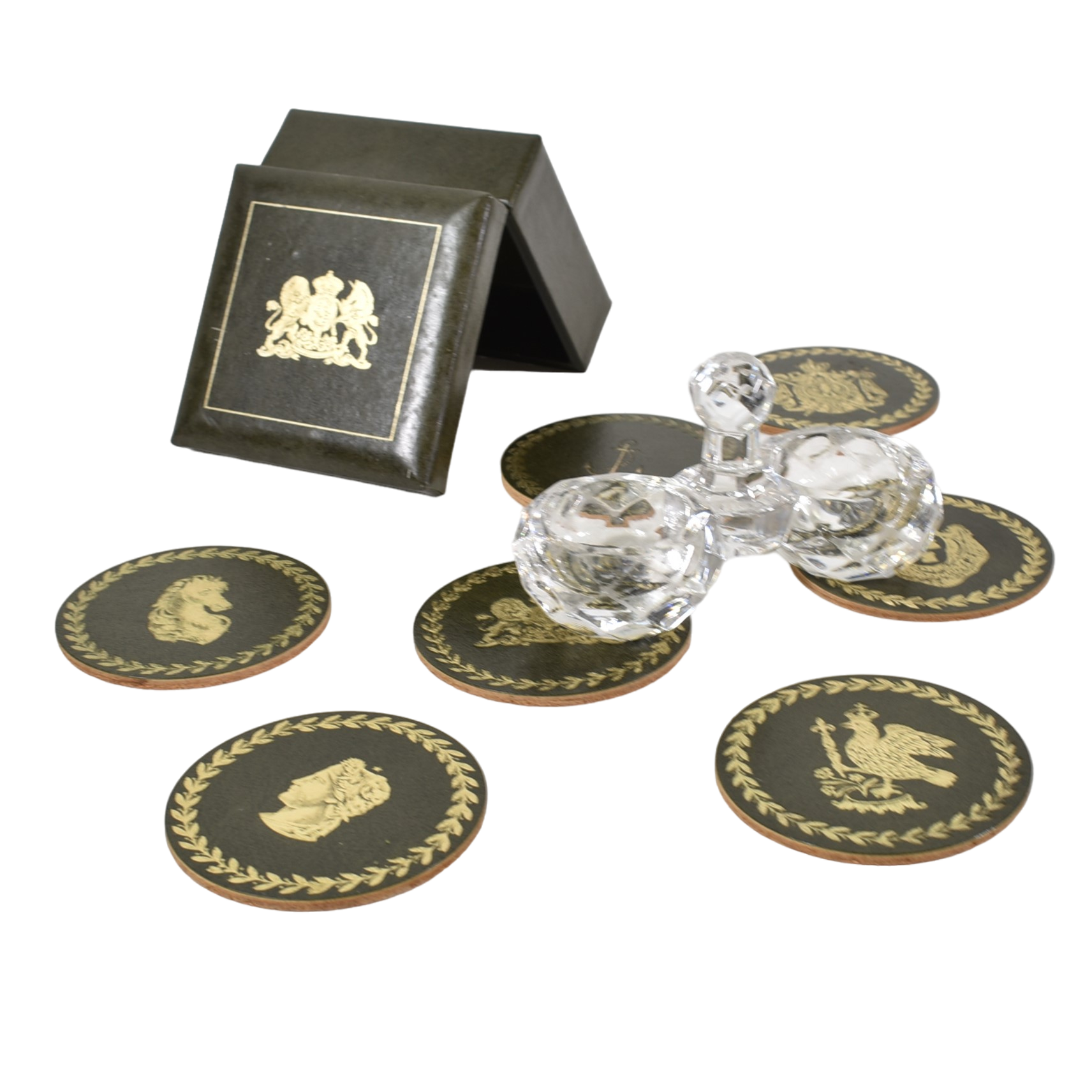 7 dessous de verre recouverts de simili cuir et une salière/poivrière en cristal - Photo 0