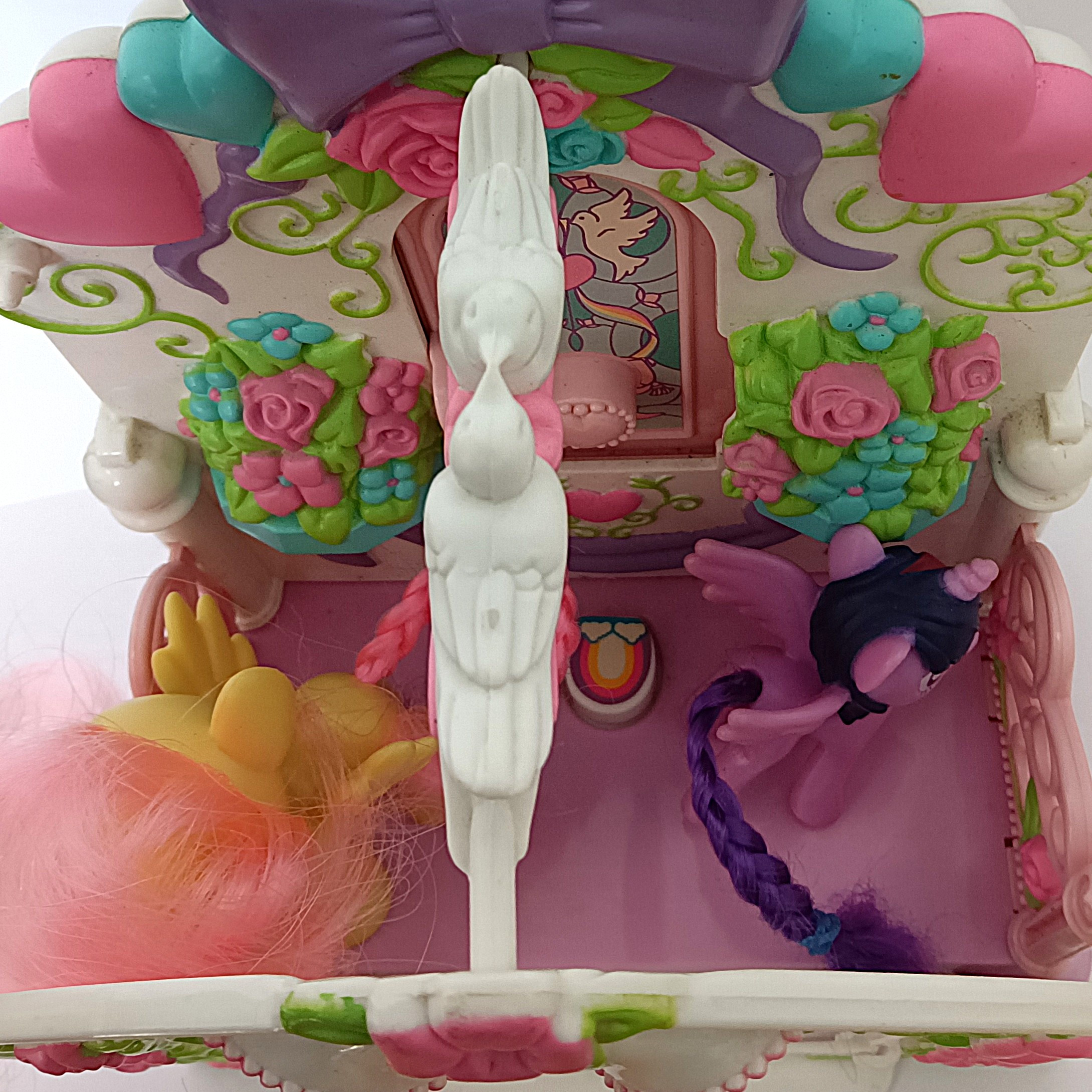 Voir photo 10 de Chapelle My Little Pony avec décor floral et deux figurines de remplacement Chapelle My Little Pony avec décor floral et deux figurines de remplacement Bon état - Vue 10 -