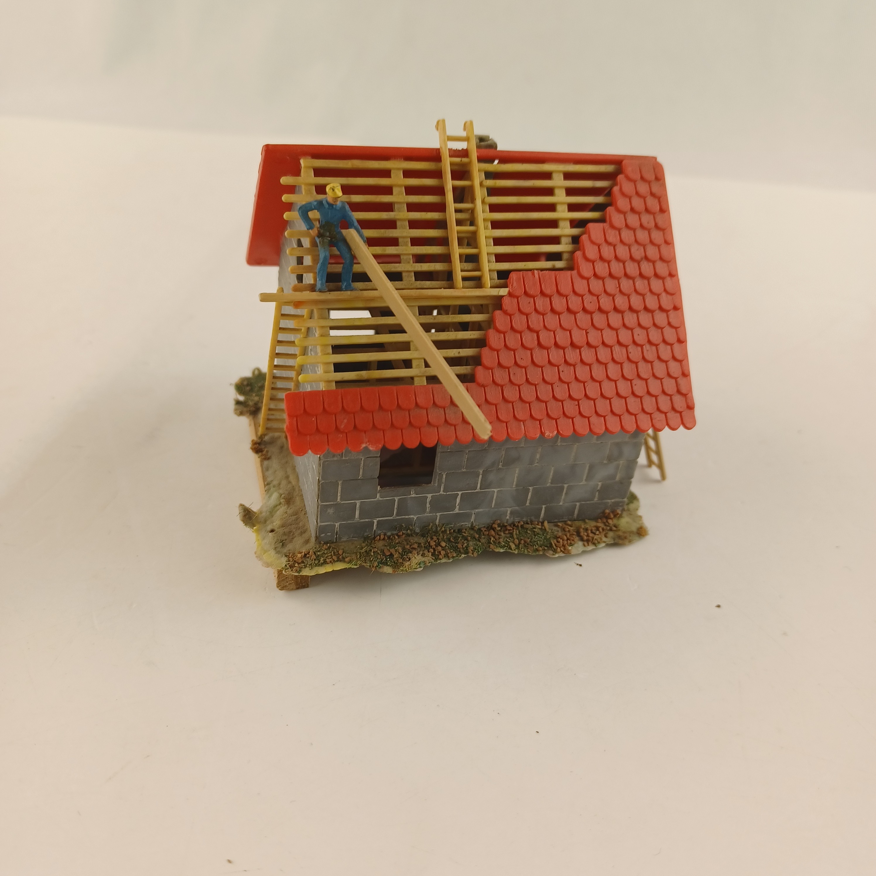 Maquette de modélisme d'une maison en construction de 8x8x6 cm Très bon état - Vue 5 - 