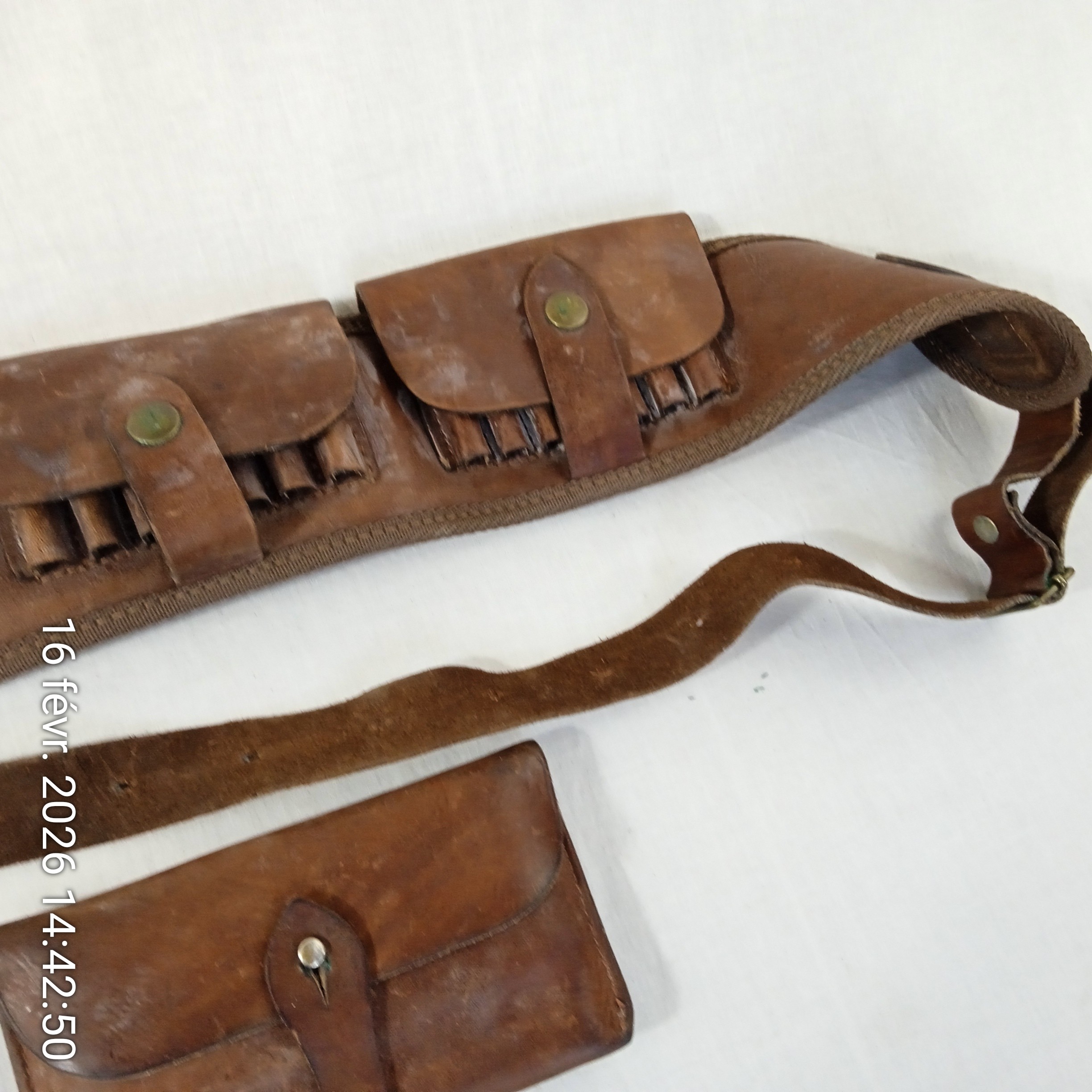 Ancien ceinturon cartouchière Bandoulière époque guerre en cuir fauve Bon état - Vue 2 - 