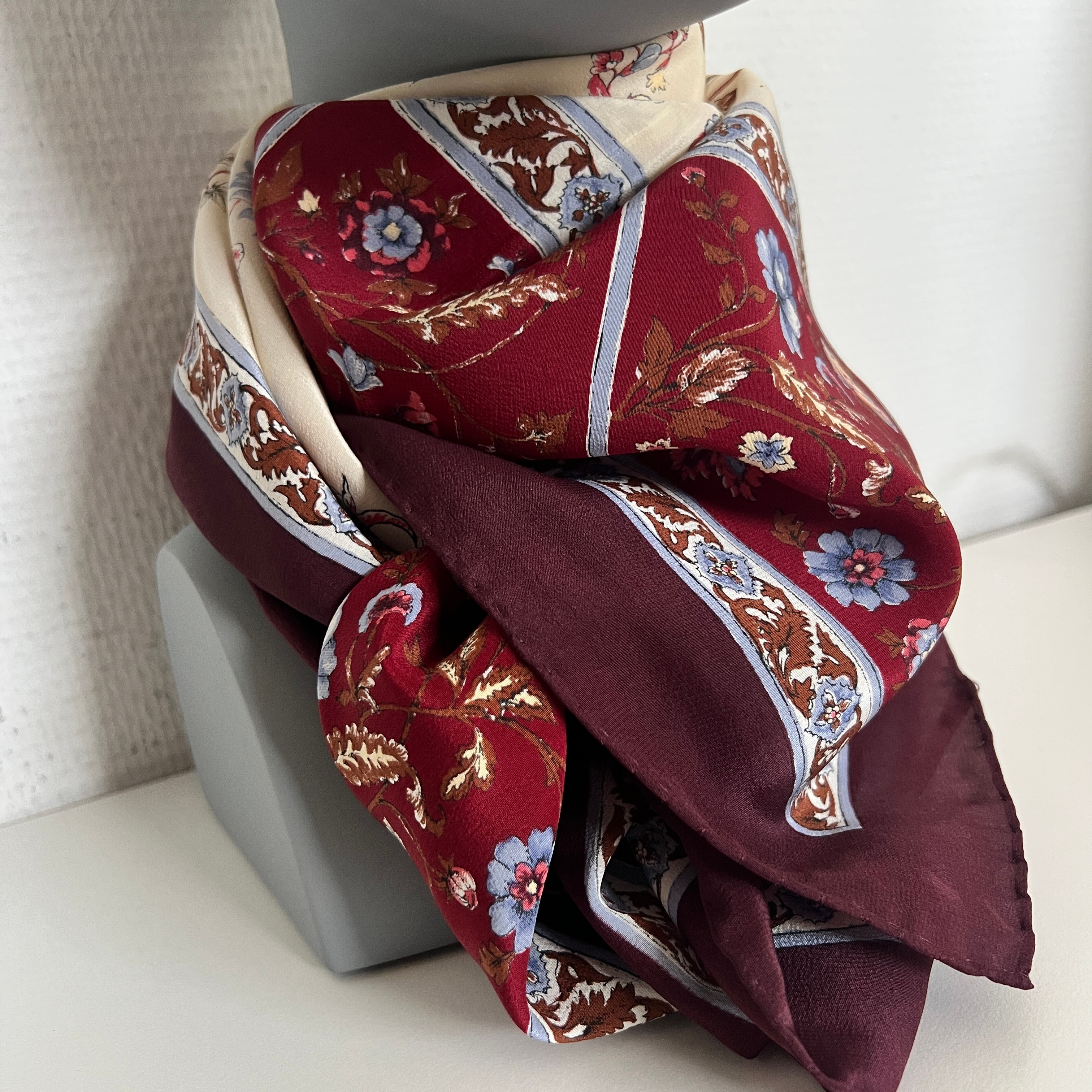 Foulard Carré Vintage JEAN PATOU Paris - 100% Soie, Fait Main, Motif Géométrique Orange