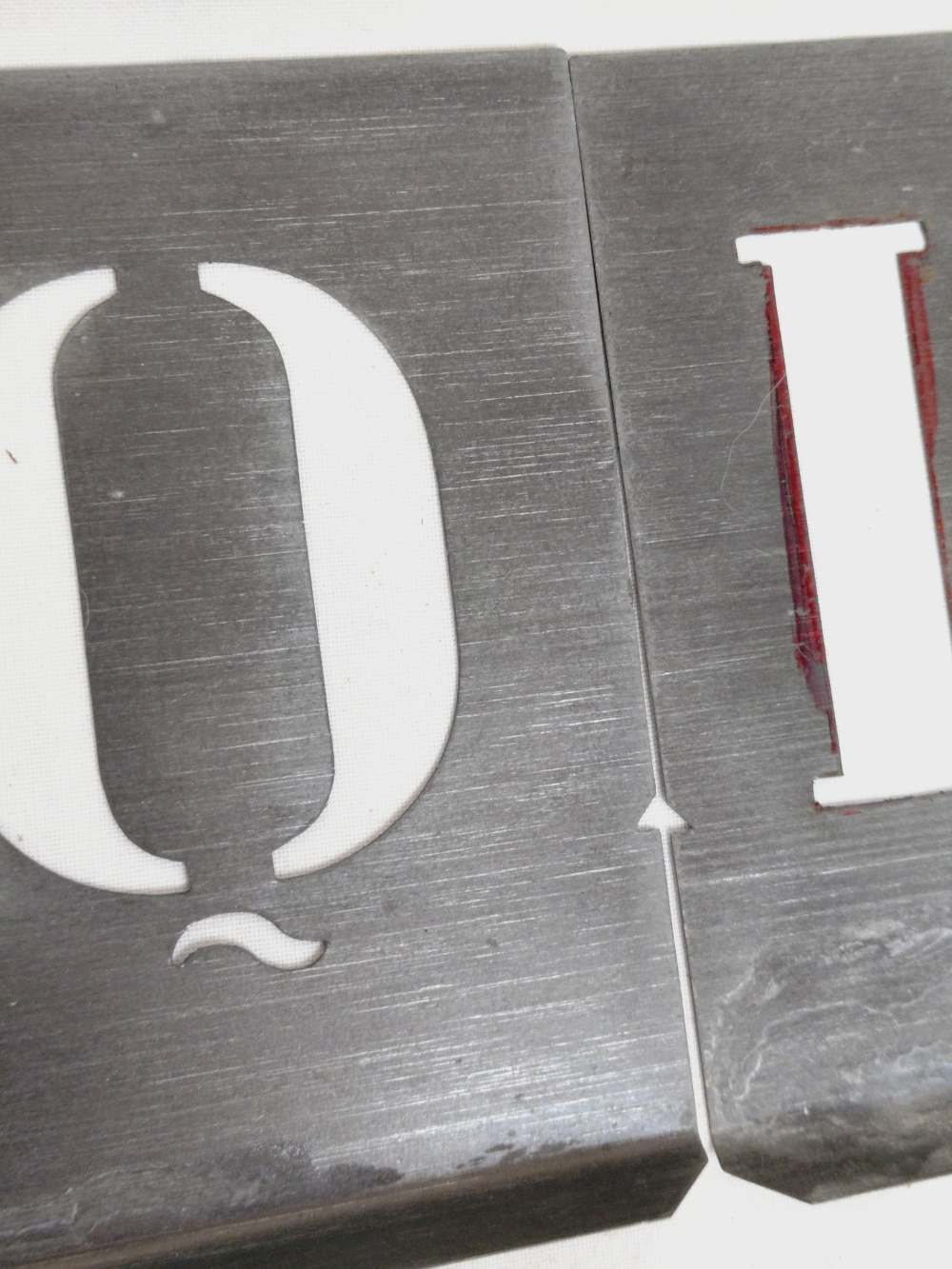 Pochoirs ancien alphabet en deux taillestaille et chiffres en zinc, complet. Bon état - Vue 9 - 