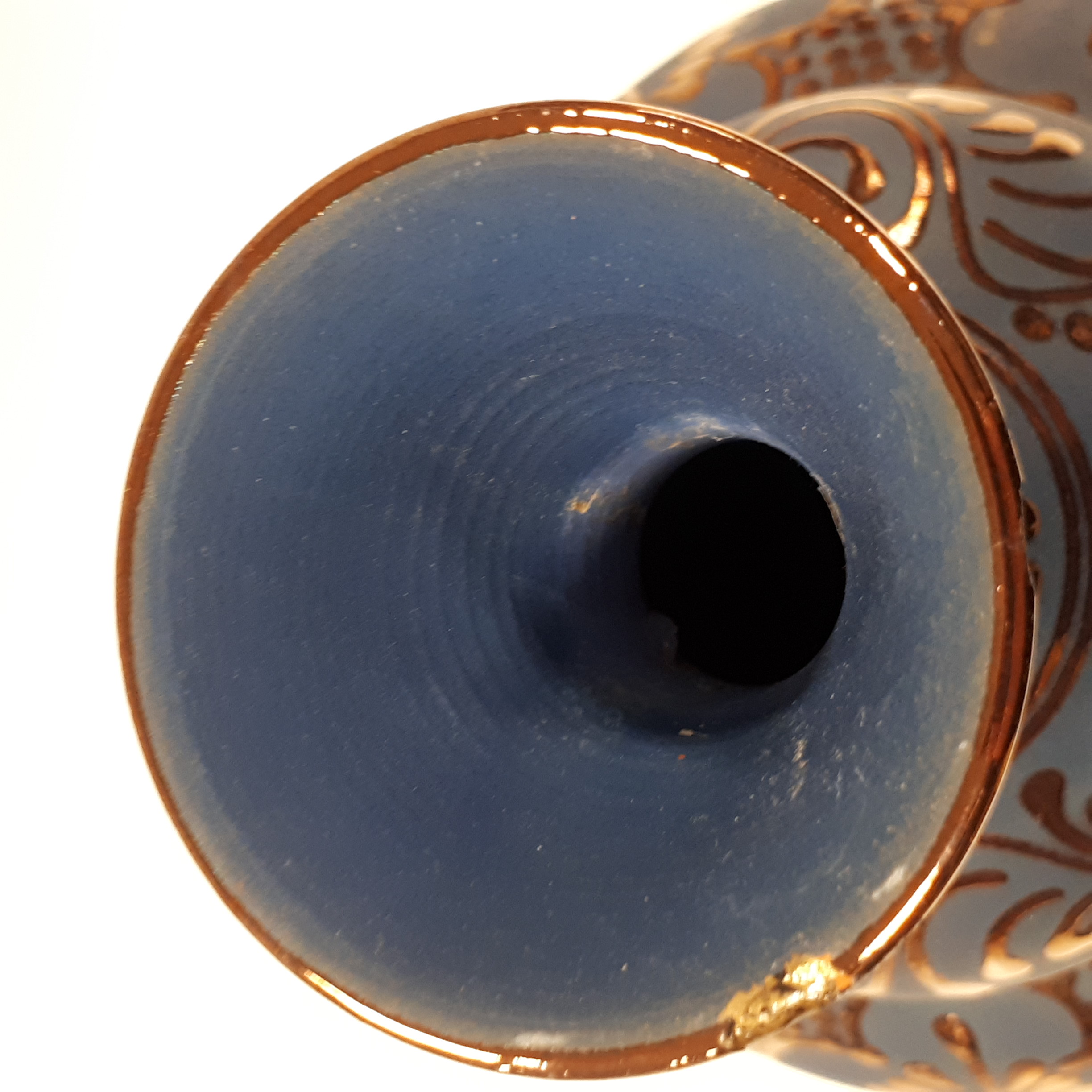 Voir photo 3 de Vase en poterie céramiquée, à motifs dorés orientaux Vase en poterie céramiquée, à motifs dorés orientaux Bon état - Vue 3 -