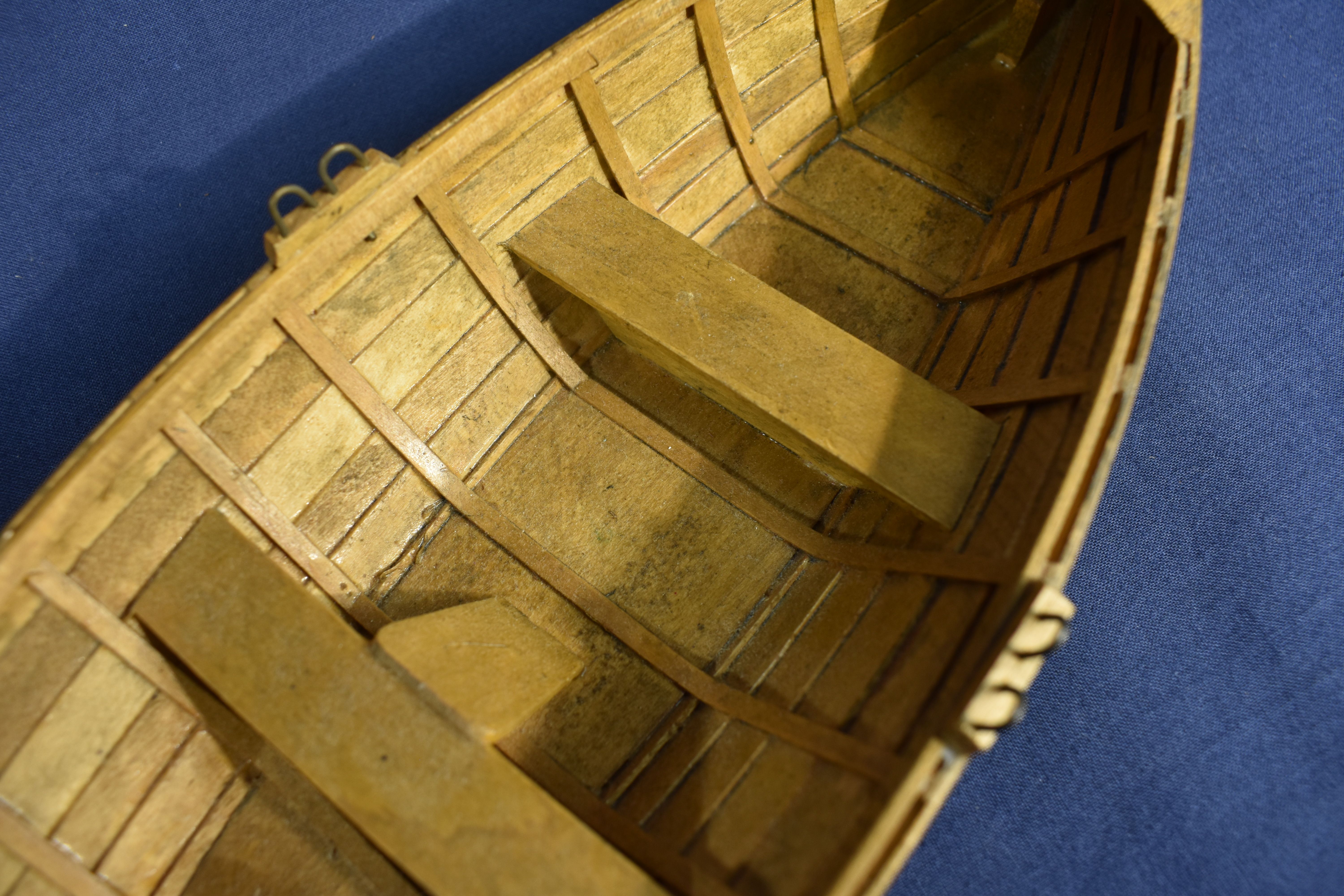 Voir photo 6 de Très belle maquette ancienne, en bois d'un canoë, avec ses 2 rames et sa bouée de sauvetage, longueur 29.5 cm. Très belle maquette ancienne, en bois d'un canoë, avec ses 2 rames et sa bouée de sauvetage, longueur 29.5 cm. Bon état - Vue 6 -