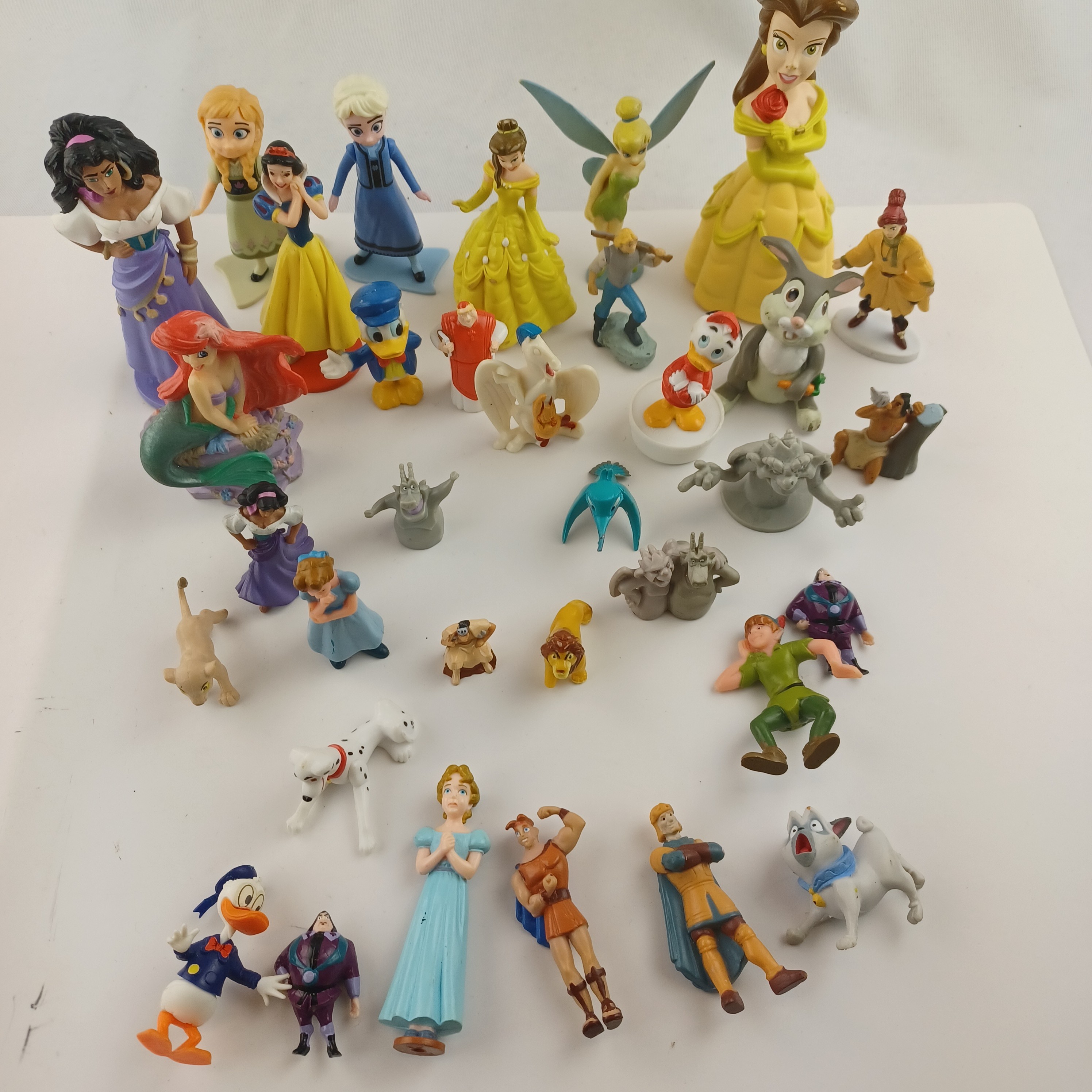 Lot de 34 figurines Disney (La belle et la Bête, Hercules, La reine des Neiges, Picsou, Notre dame de Paris, Peter Pan, La petite sirène, les 101 Dalmatiens, Pocahontas, Le Roi Lion, Anastasia, Blanche Neige et Bambi) Très bon état - Vue 2 - 