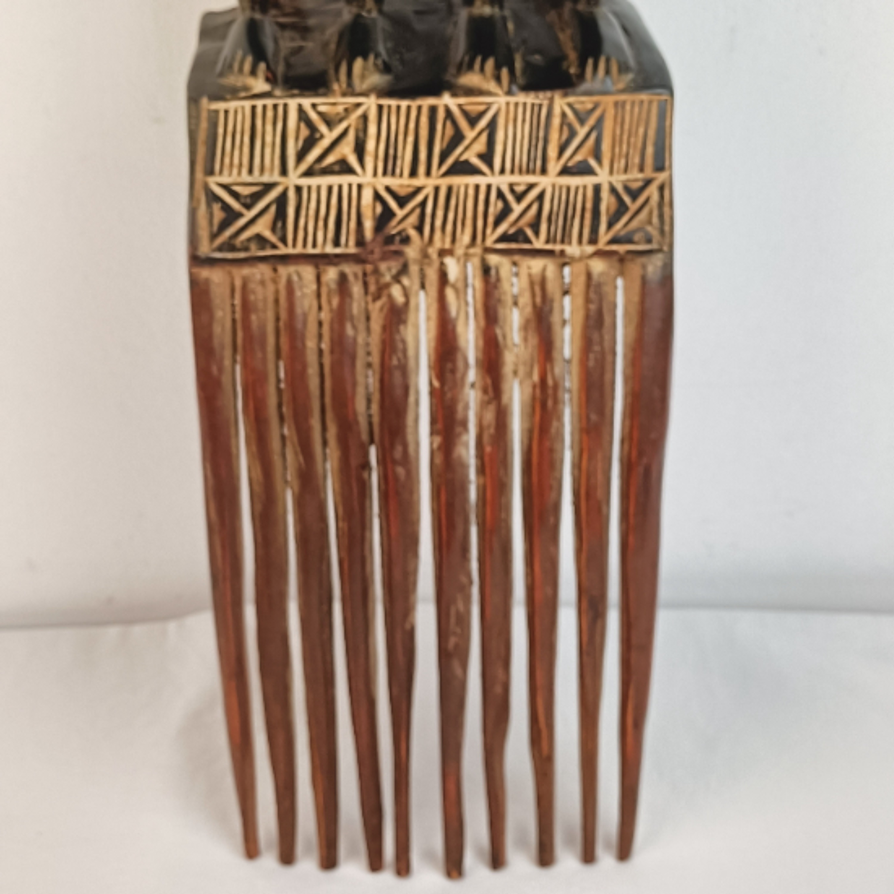 Sculpture statue peigne en bois africain - Photo 3
