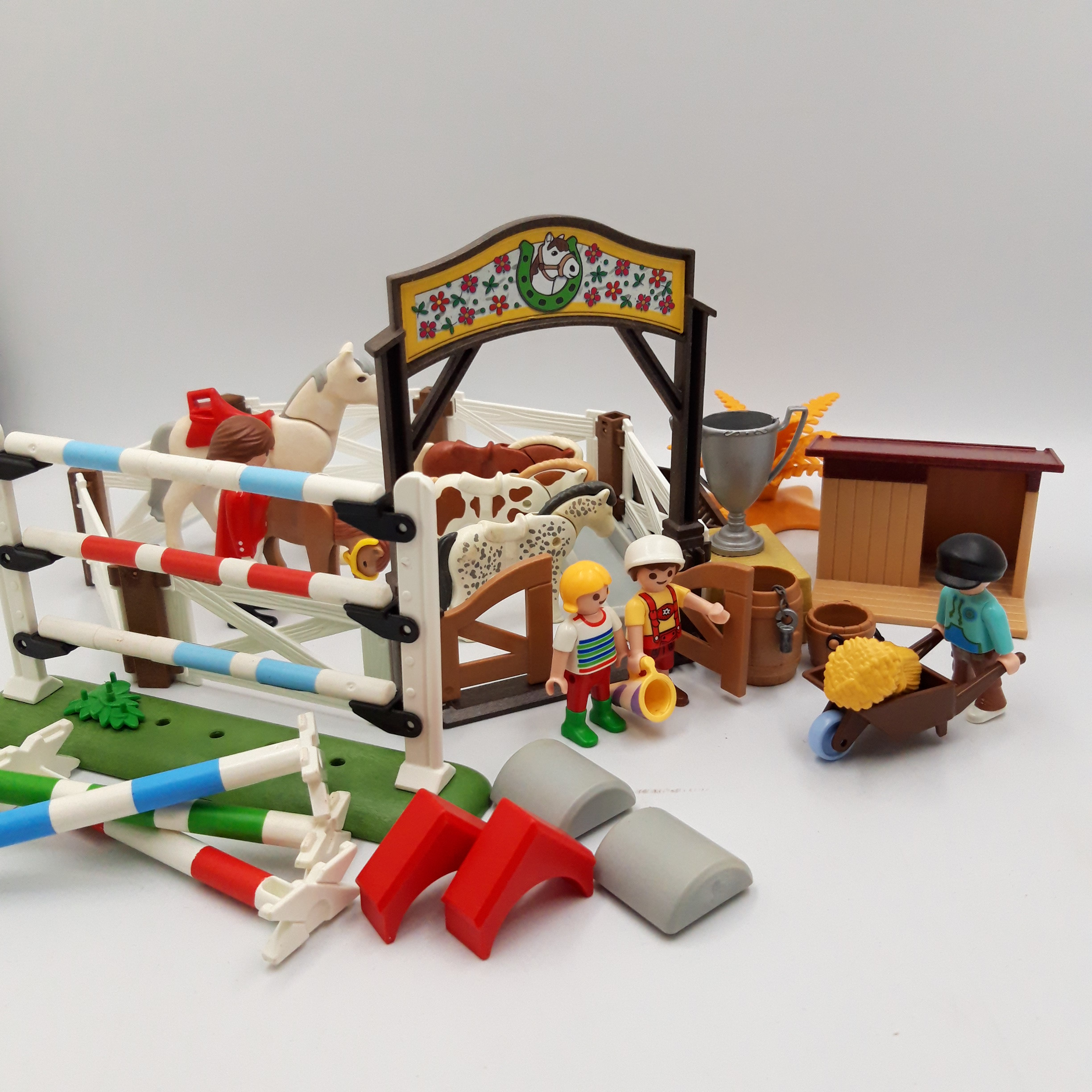 Acheter Playmobil 'Cavaliers avec poneys', 29 pièces Bon état - 18,00 € Playmobil 'Cavaliers avec poneys', 29 pièces Bon état - reconditionné disponible sur Label Emmaüs