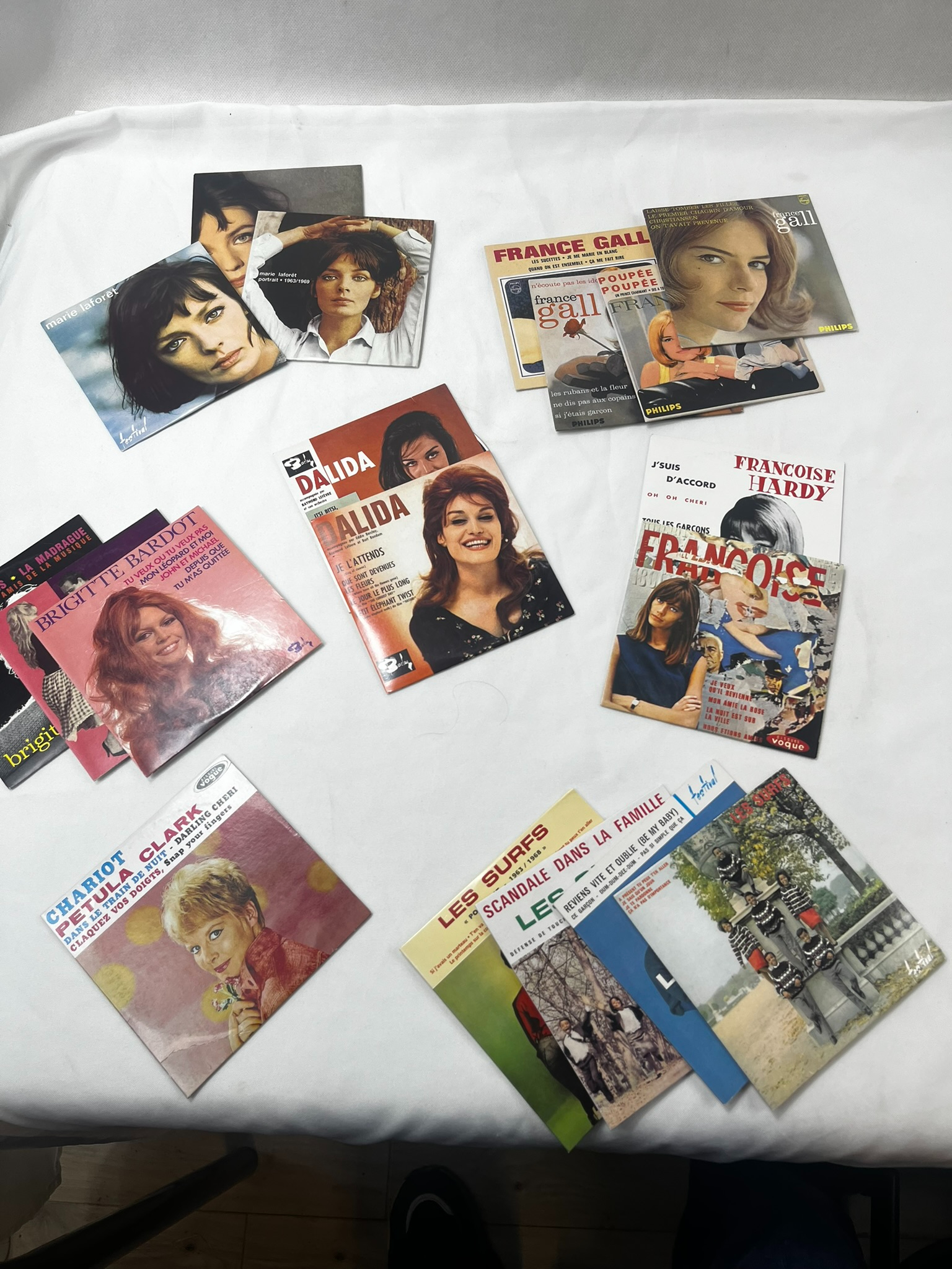 CD des années Yéyé , pop ( France Gall , Françoise Hardy , Brigitte Bardot et bien d'autres ) Très bon état - Vue 6 - 