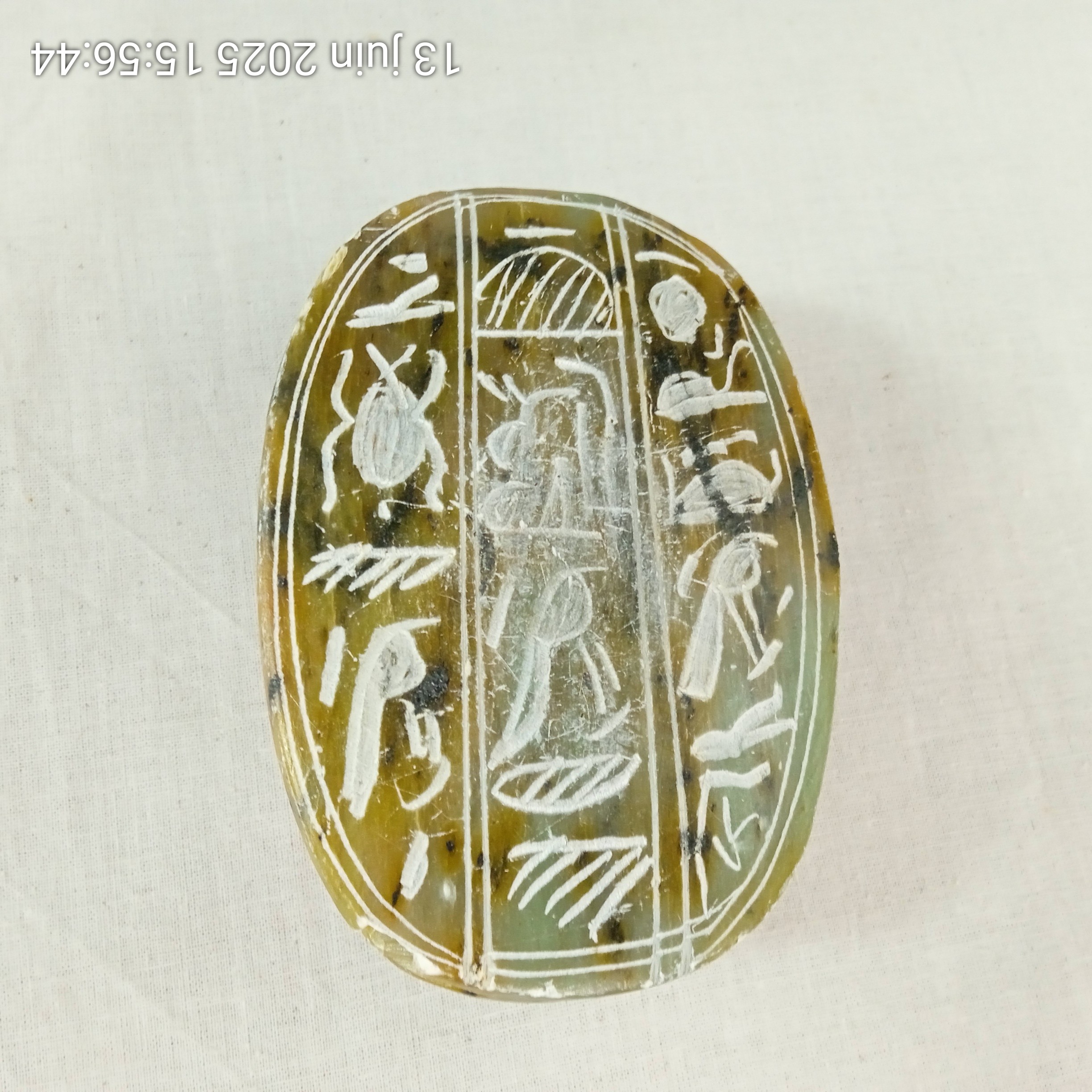 Voir photo 2 de Scarabée ancienne amulette Egyptienne avec hiéroglyphes en pierre Scarabée ancienne amulette Egyptienne avec hiéroglyphes en pierre Bon état - Vue 2 -