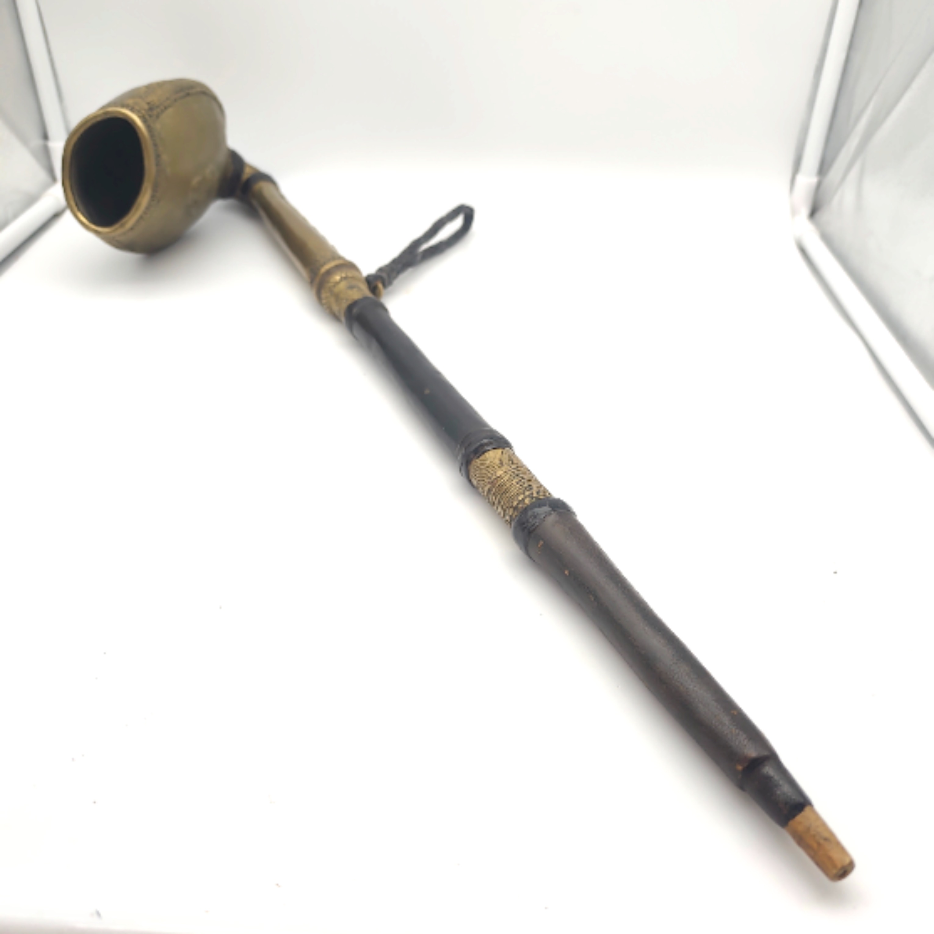Pipe ornementale bronze et cuir inspiration africaine Bon état - Vue 4 - 
