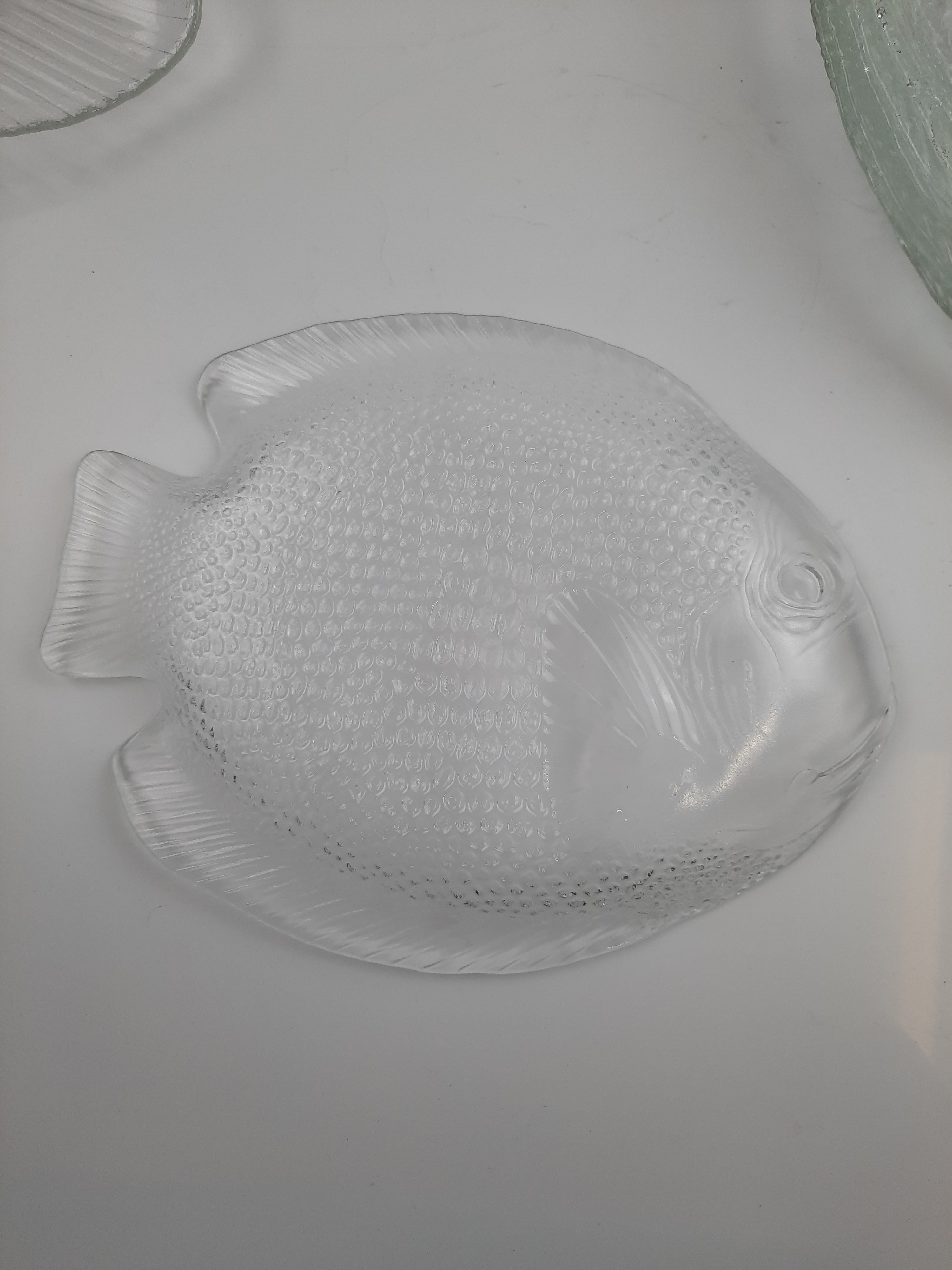 Plat de service et 7 assiettes forme poisson ARCOROC Très bon état - Vue 7 - 