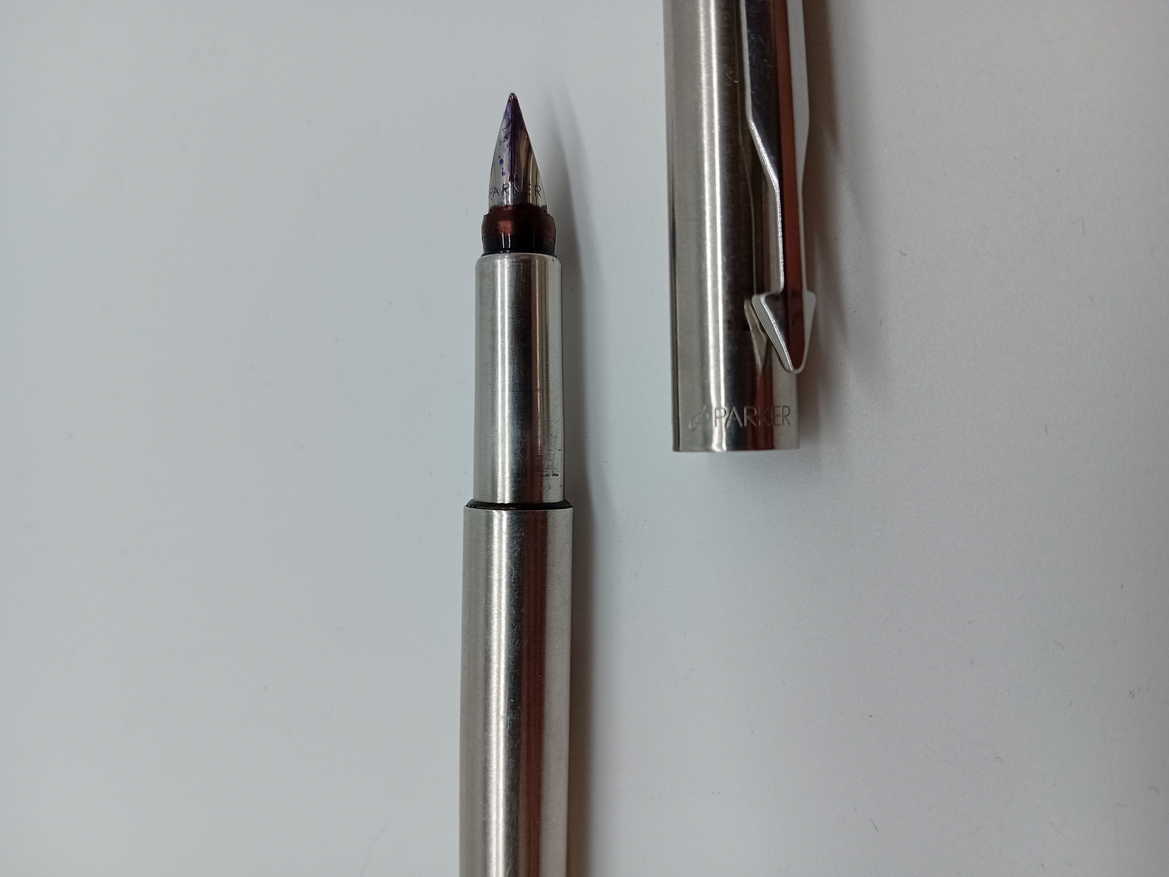 Voir photo 3 de Stylo Plume Parker Acier Brossé & Encre Violette O273 (O273) Stylo Plume Parker Acier Brossé & Encre Violette O273 (O273) Bon état - Vue 3 -