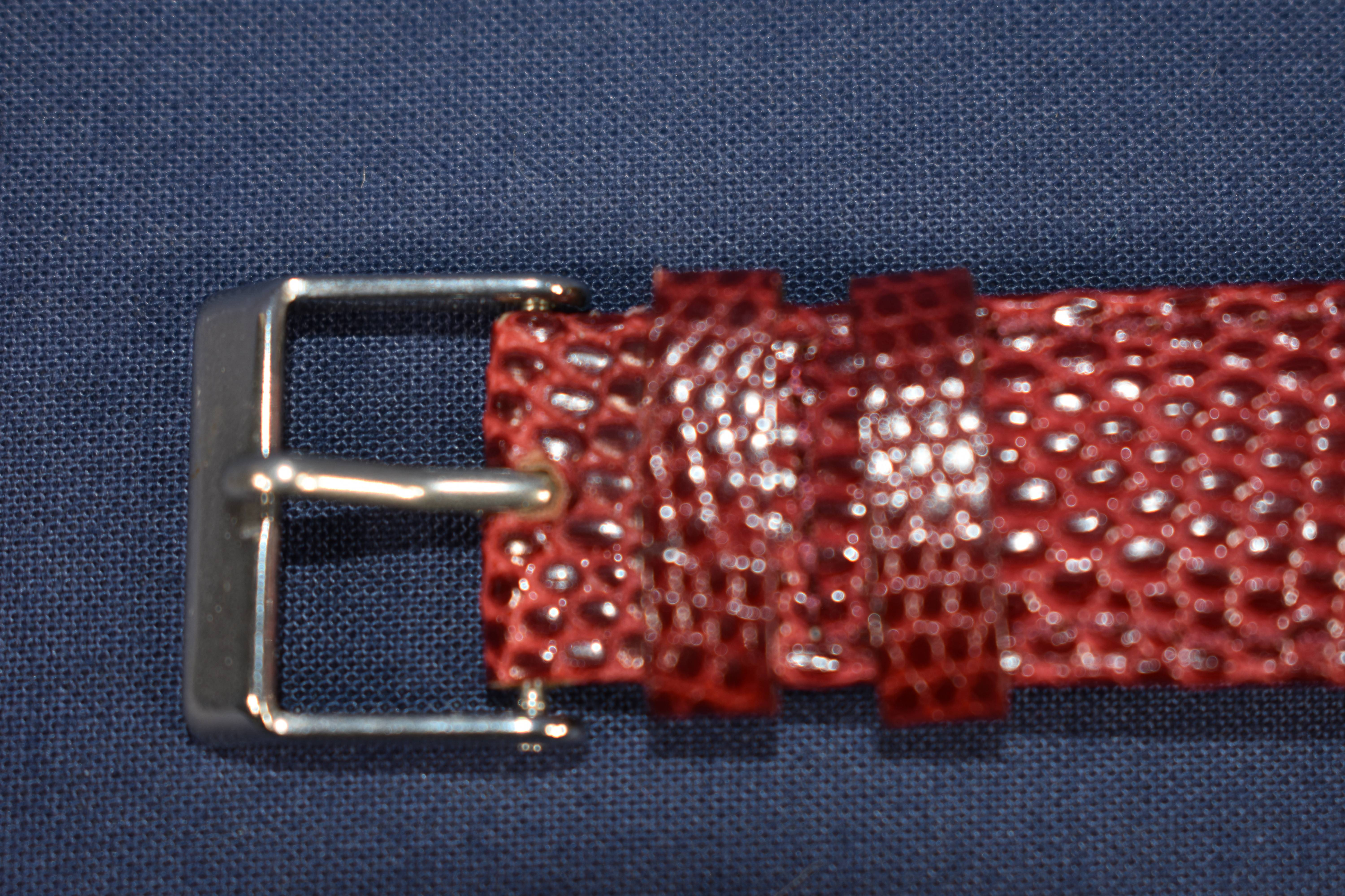 Montre à quartz en très bon état, bracelet neuf en lézard et pile neuve. - Photo 8
