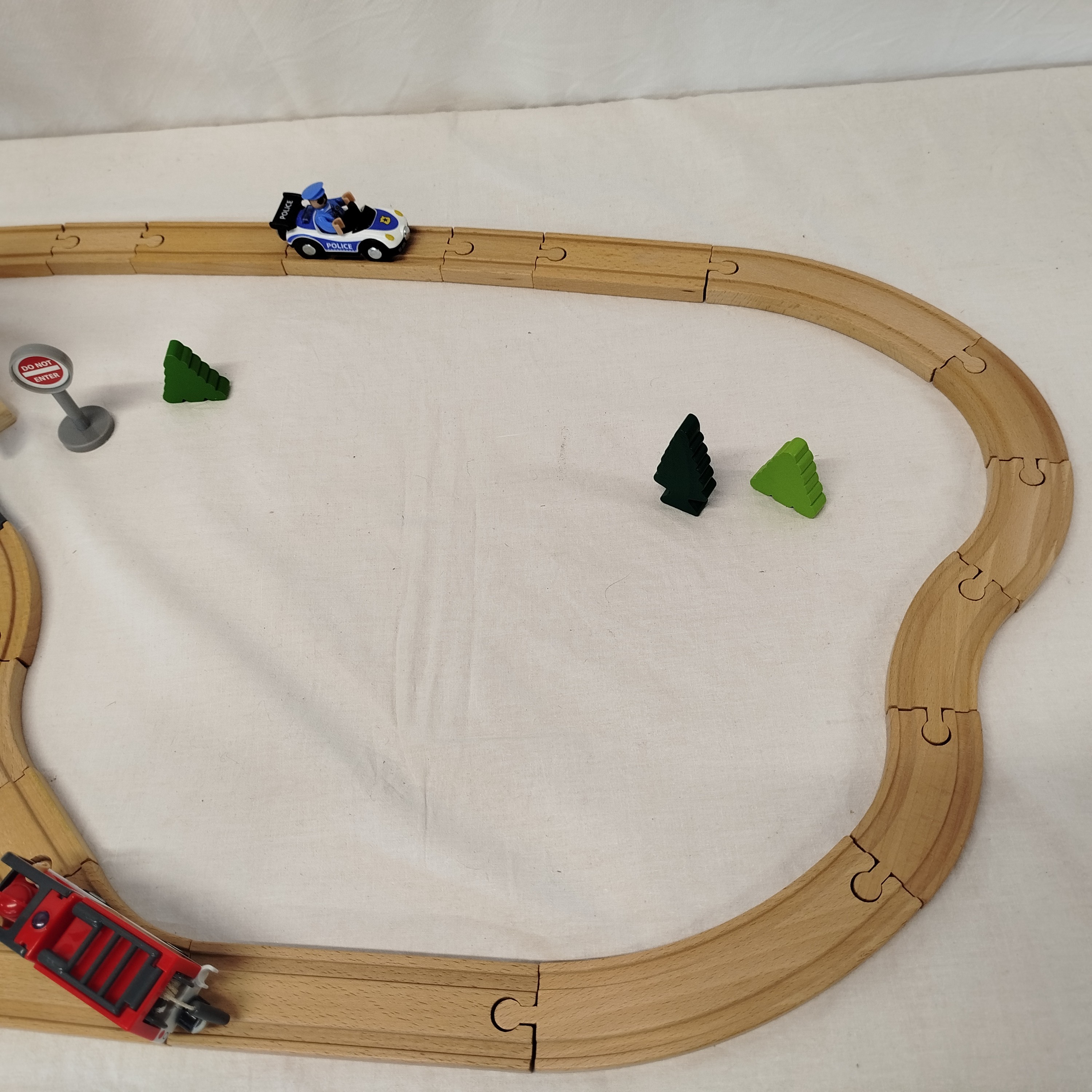 Ensemble de train en bois police/pompier Très bon état - Vue 4 - 