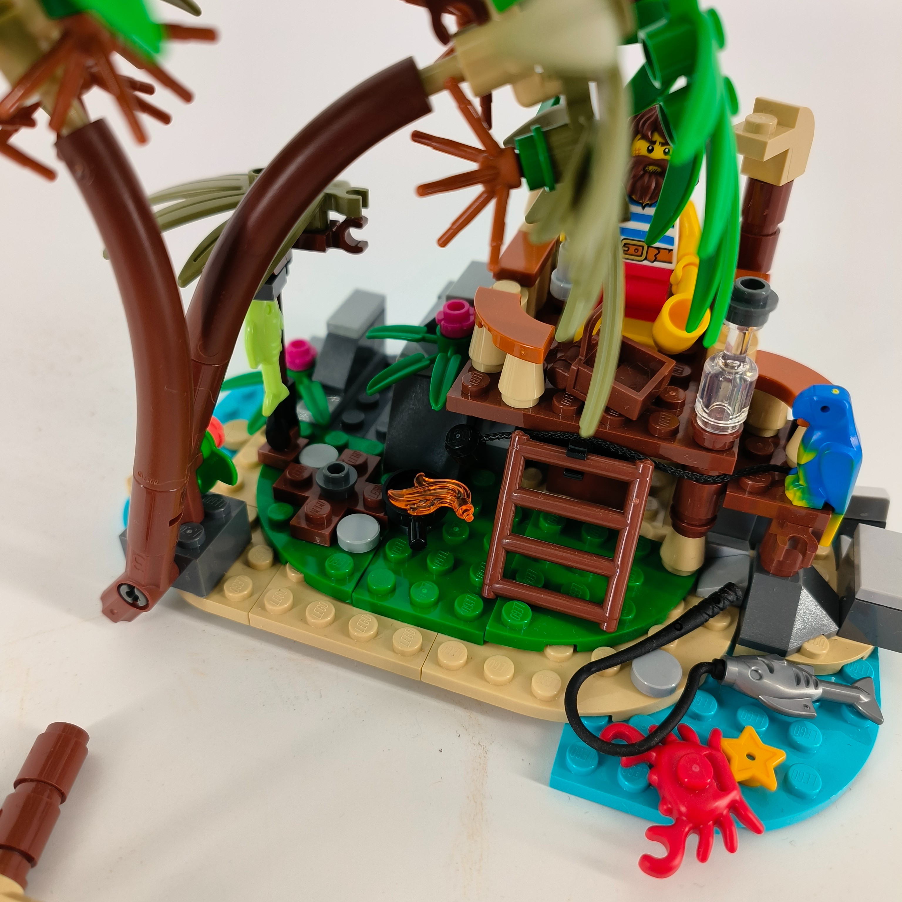 Voir photo 5 de Lego-Aventure sur l'île déserte-Ray the castaway-ref 49566 Lego-Aventure sur l'île déserte-Ray the castaway-ref 49566 Très bon état - Vue 5 -