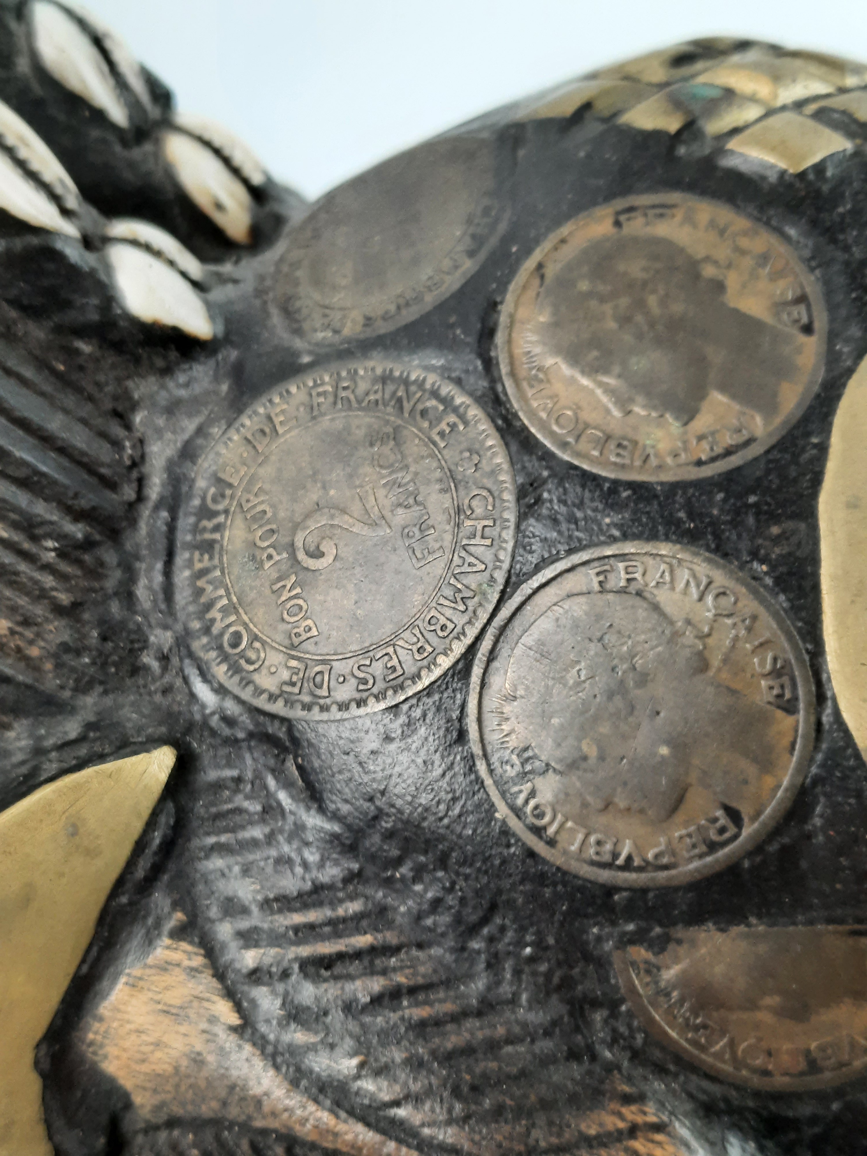 Masque africain en bois avec pièces de monnaie Bon état - Vue 5 - 
